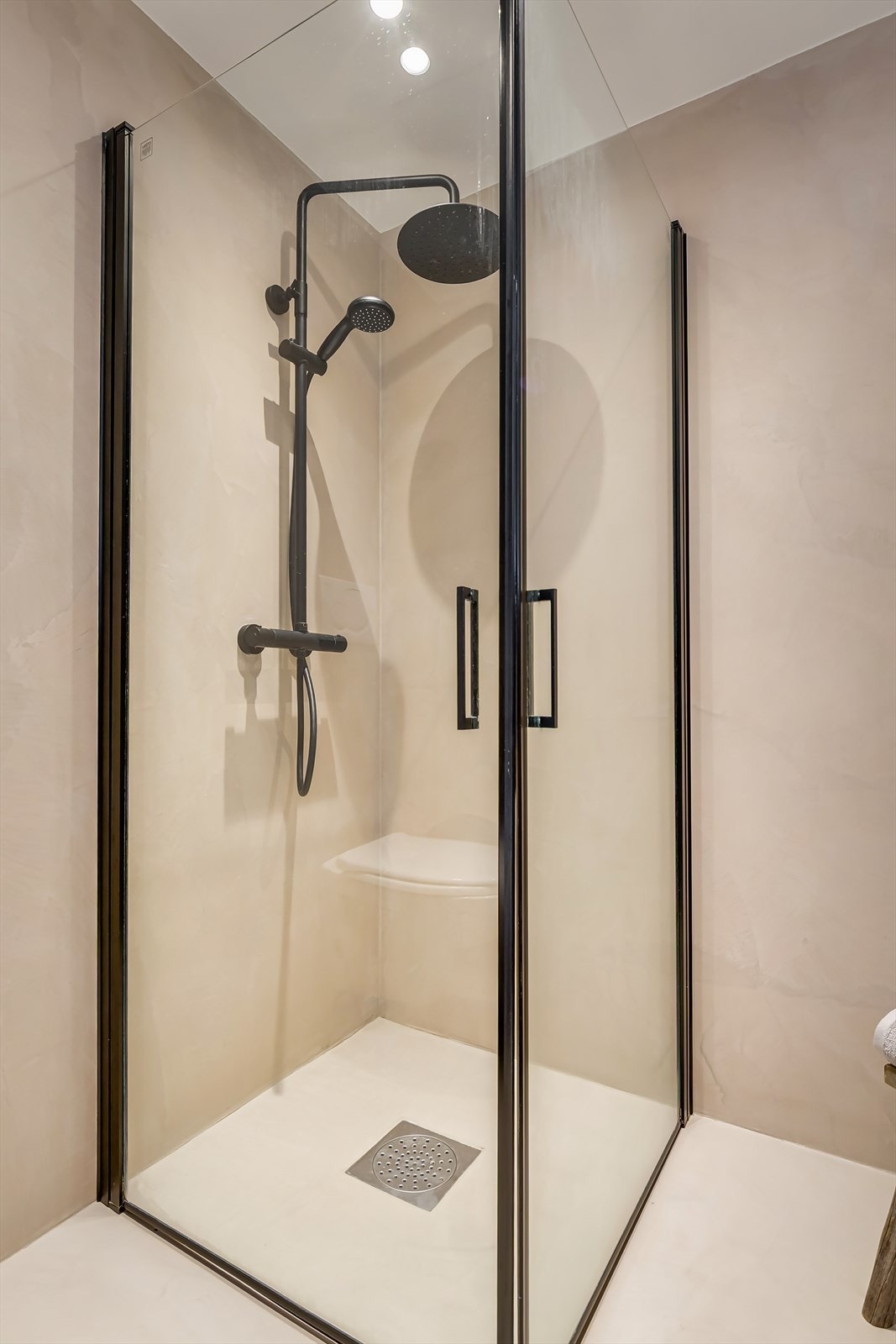 Badet er innredet med nedfelt servant, veggmontert toalett, dusjvegger/hjørne og opplegg for vaskemaskin. Galleribilde