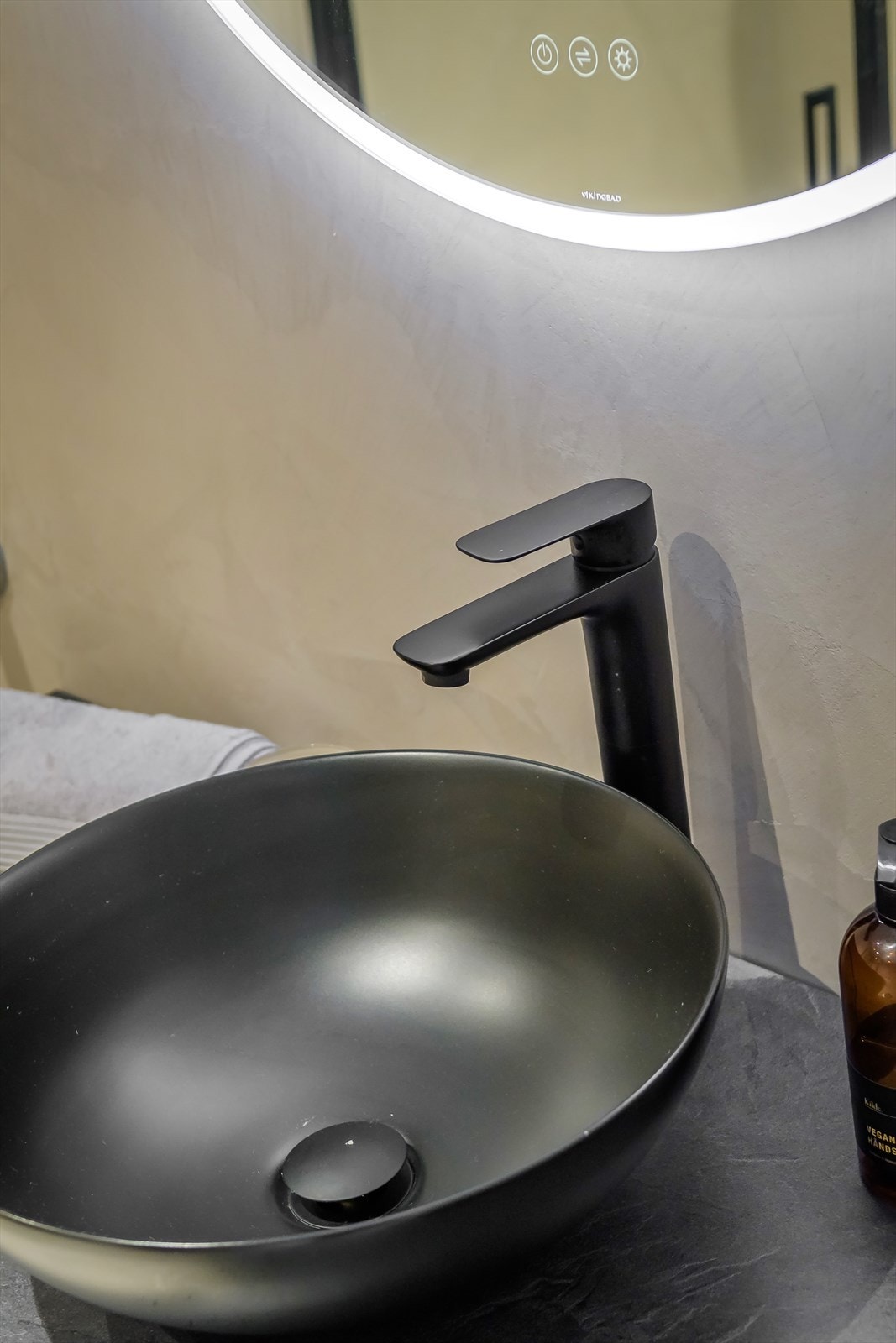 Lekre innredninger og speil med spinkelys. Galleribilde