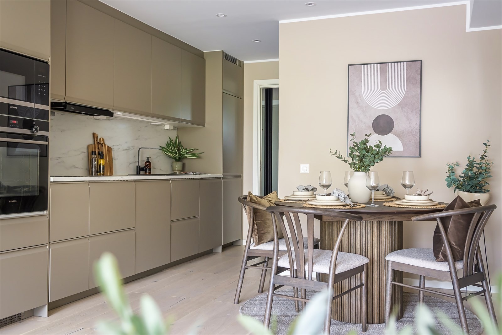 Boligen holder en god standard med tidsriktige og moderne farge- og materialvalg. Galleribilde