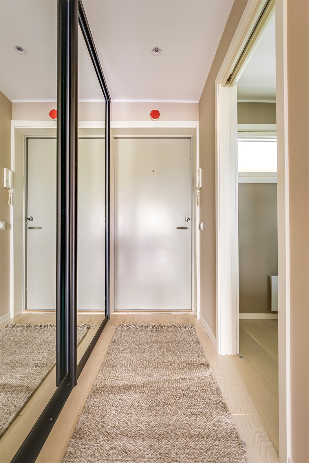 Lys og hyggelig entré med plass til å henge av seg yttertøyet og sette fra seg sko. Galleribilde