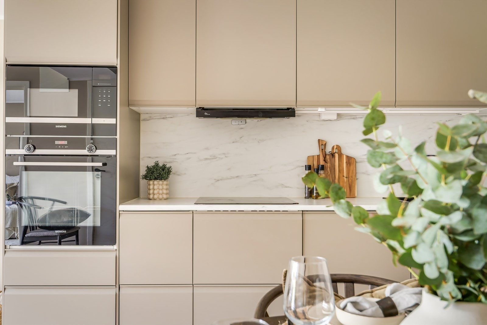 Pent og moderne kjøkkenet med glatte fronter og laminat benkeplate med nedfelt kum. Galleribilde