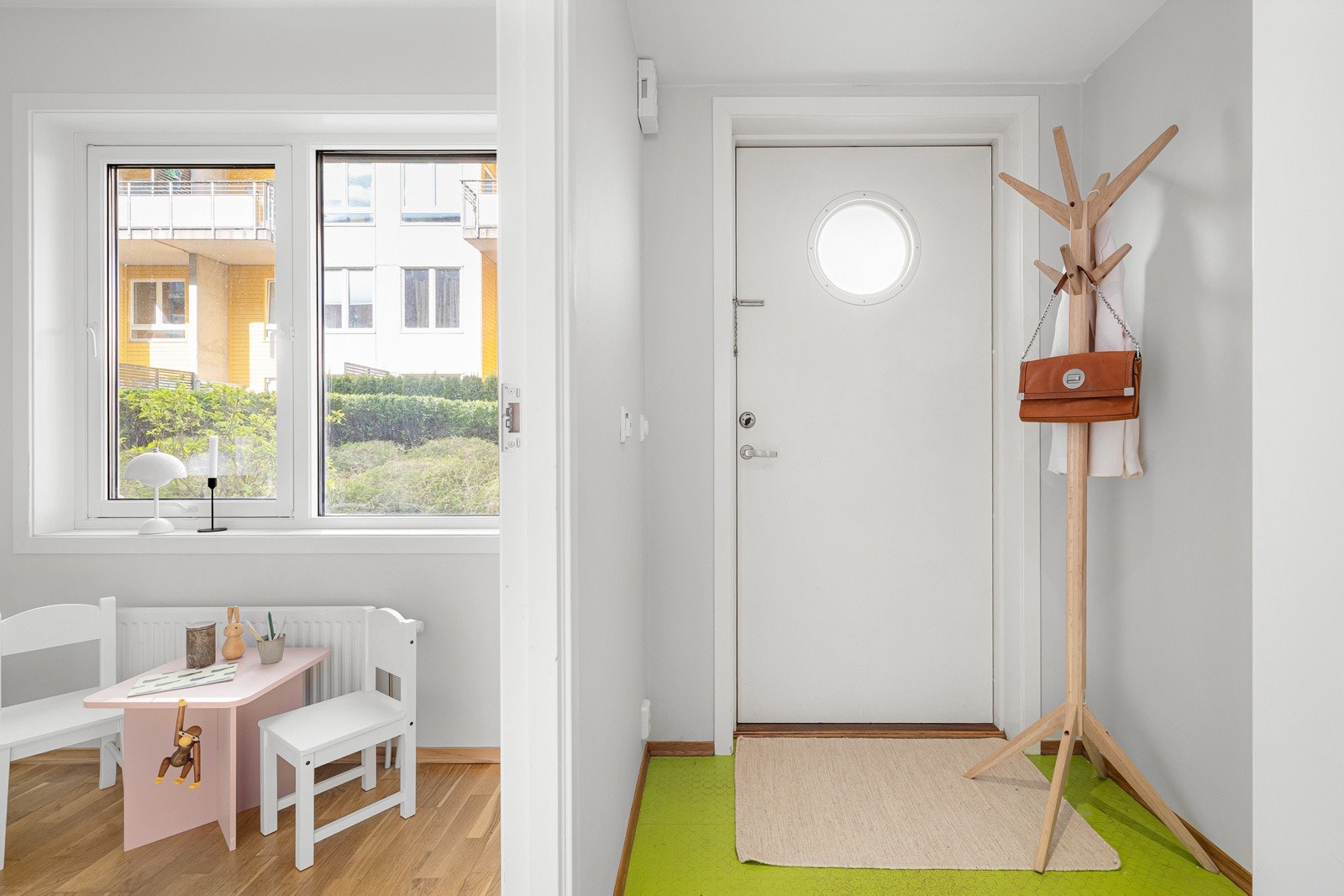 Tidsmessig entrédør med glass. Galleribilde