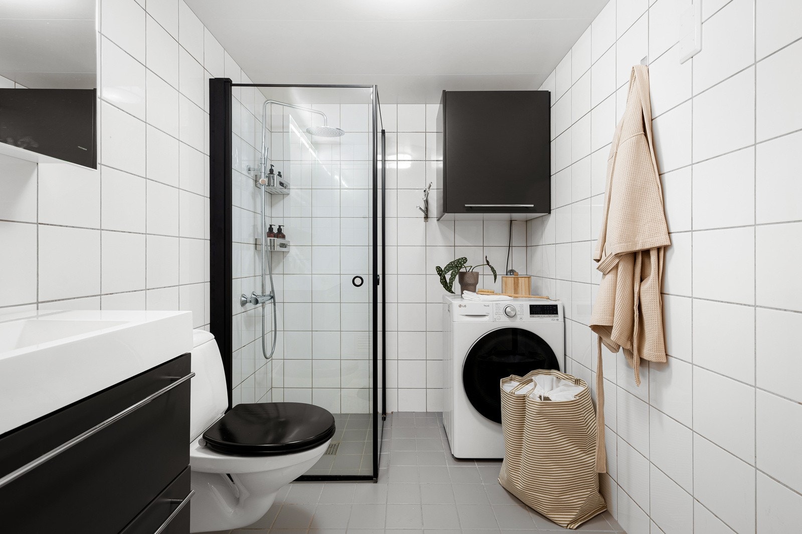 I tillegg er det vegghengt toalett med synlig sisterne, og opplegg for vaskemaskin. Galleribilde