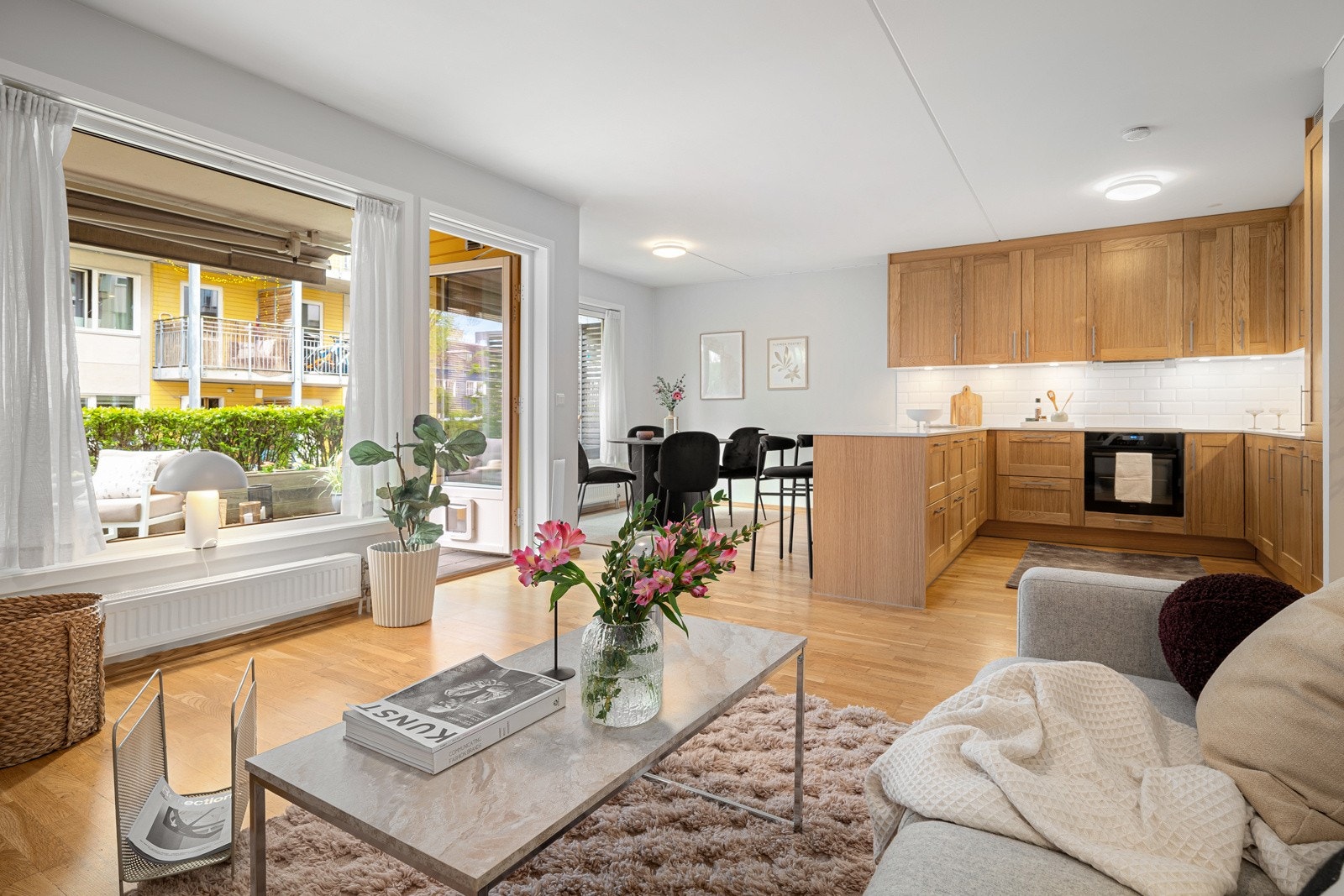 Stuen er oppdelt slik at du også får en naturlig sone for sofaen. Galleribilde