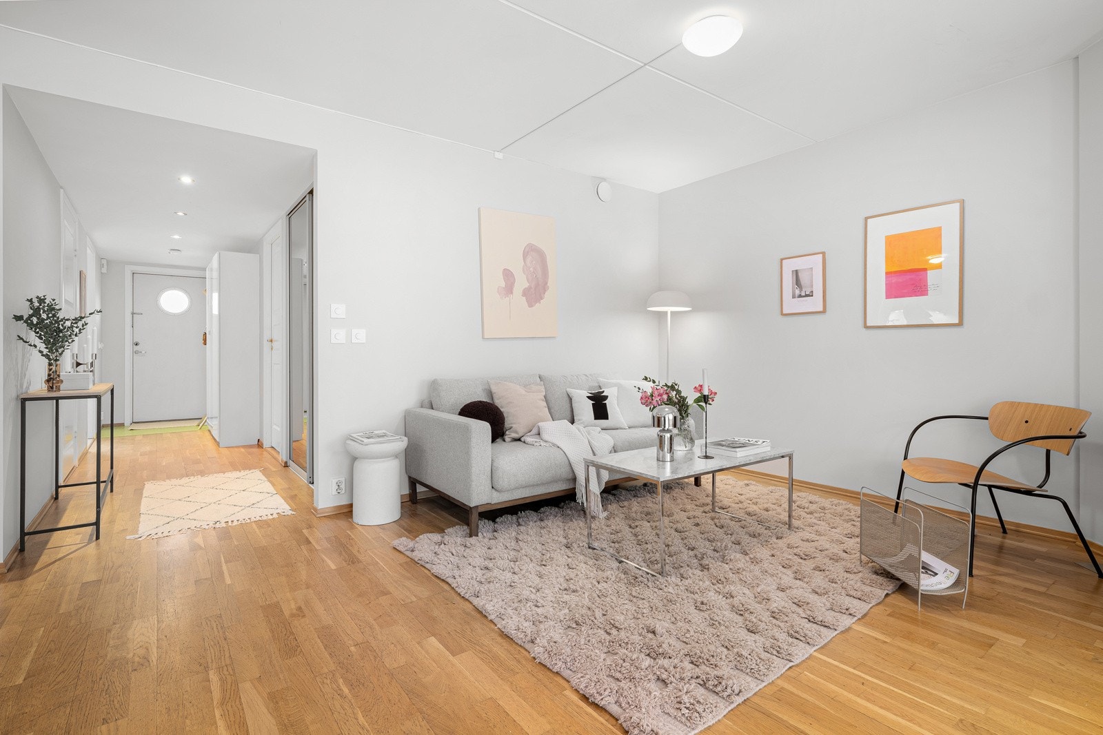 Fra stuen og ut i entré har du inngang til leilighetens to soverom, innvendig bod og baderom. Galleribilde