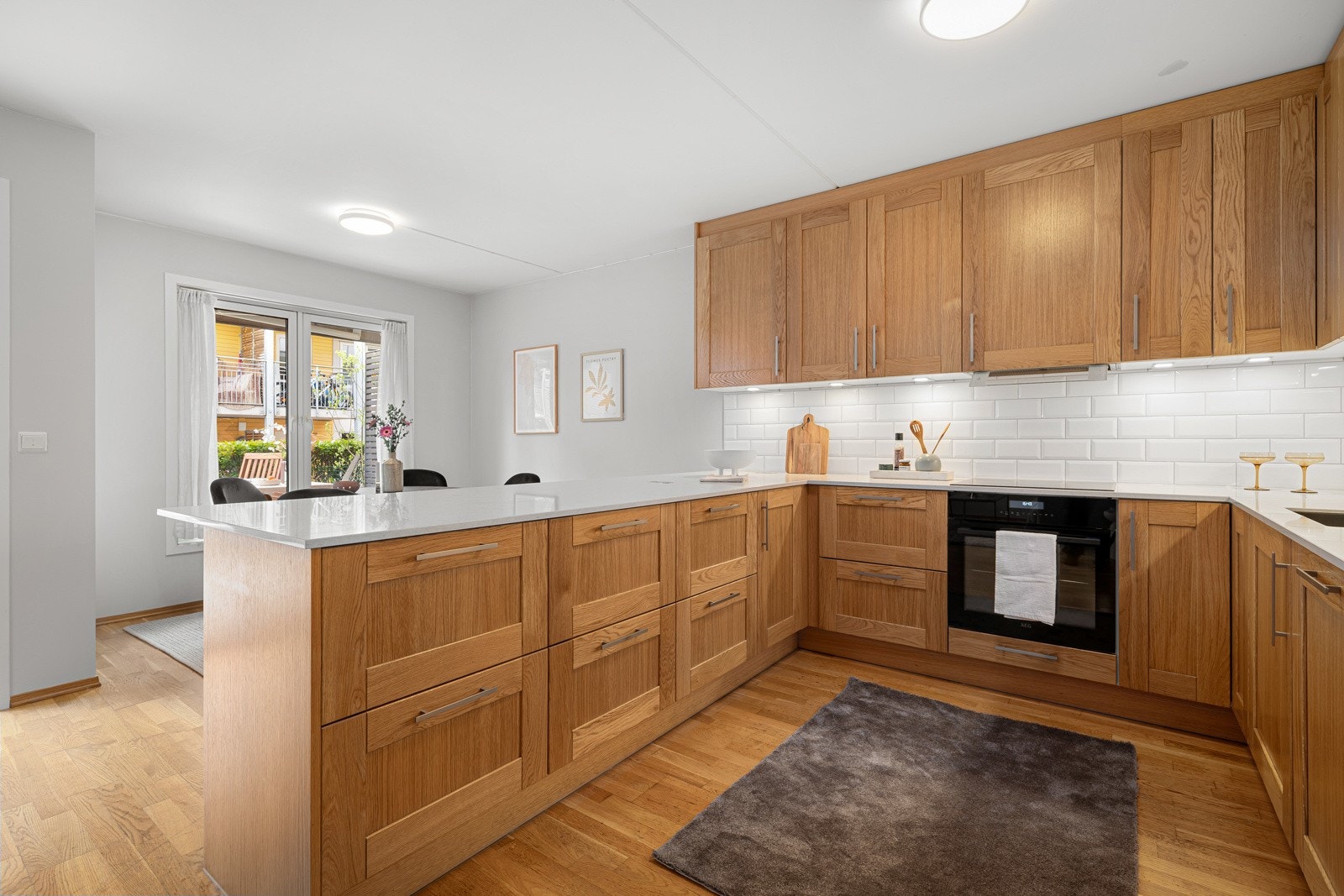 Stilfull og lekker kjøkkeninnredning fra Stjernekjøkken med elegante 1-speils fronter. Galleribilde