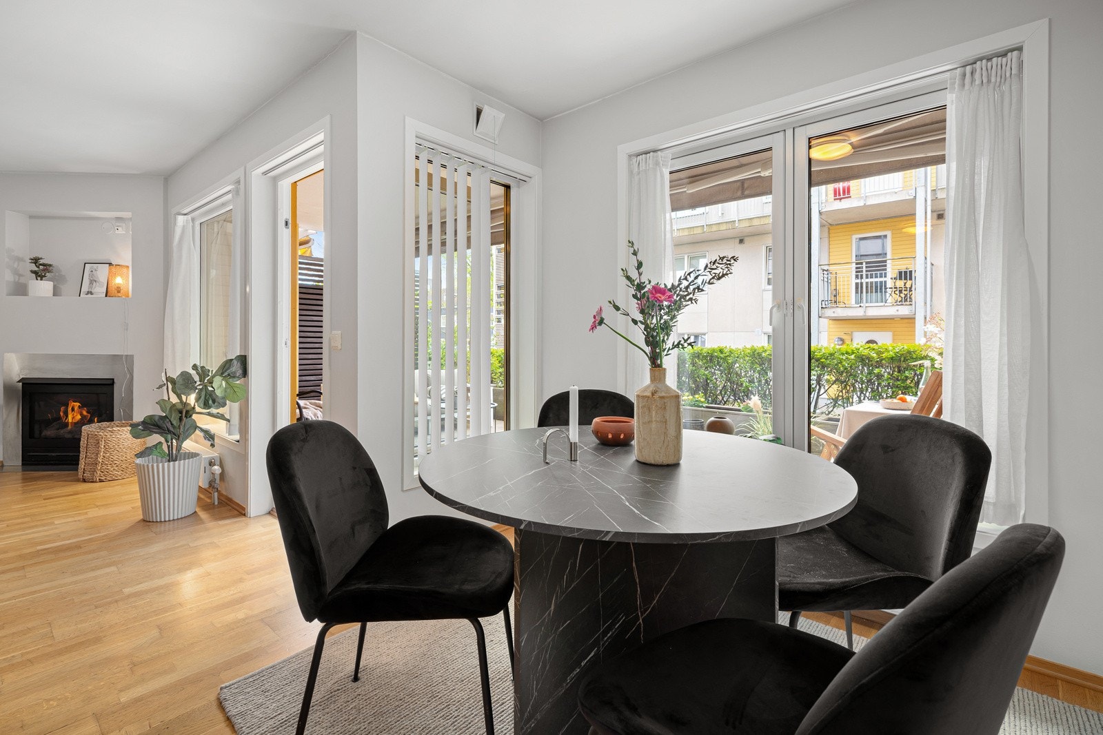 Spisestuen er romslig, med god plass til et større bord med stoler. Galleribilde