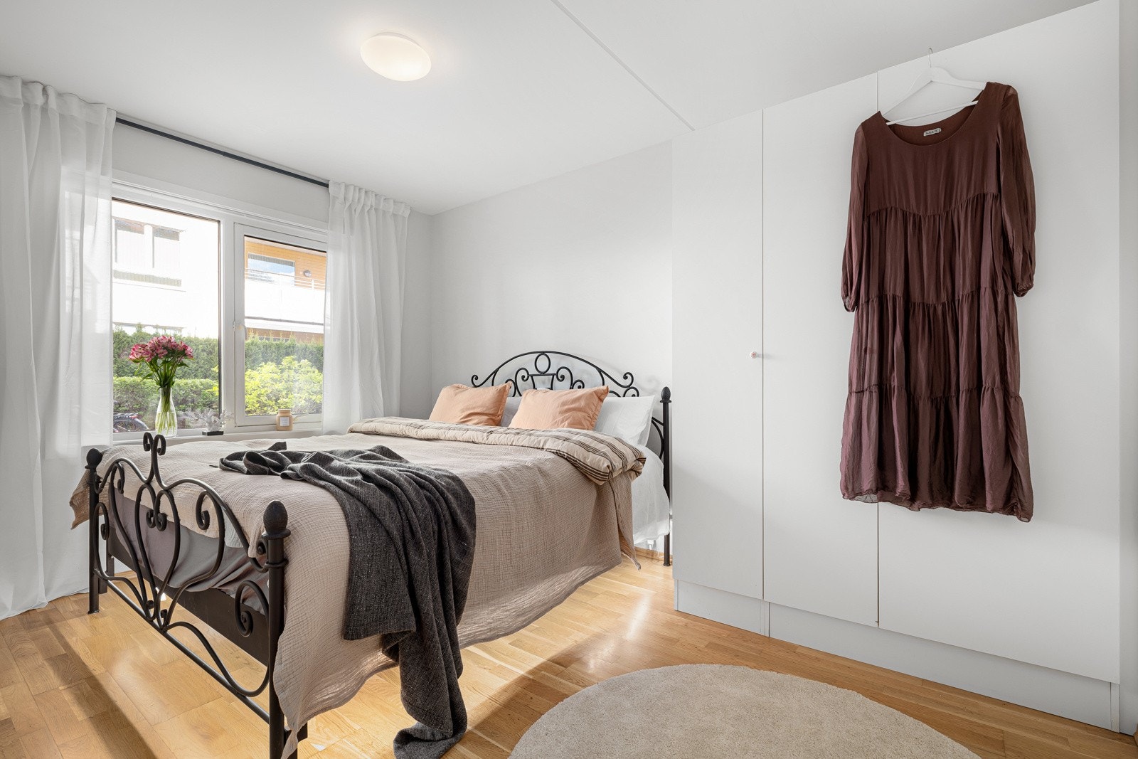 Romslig hovedsoverom med god plass til en stor seng. Garderobeskap medfølger. Galleribilde