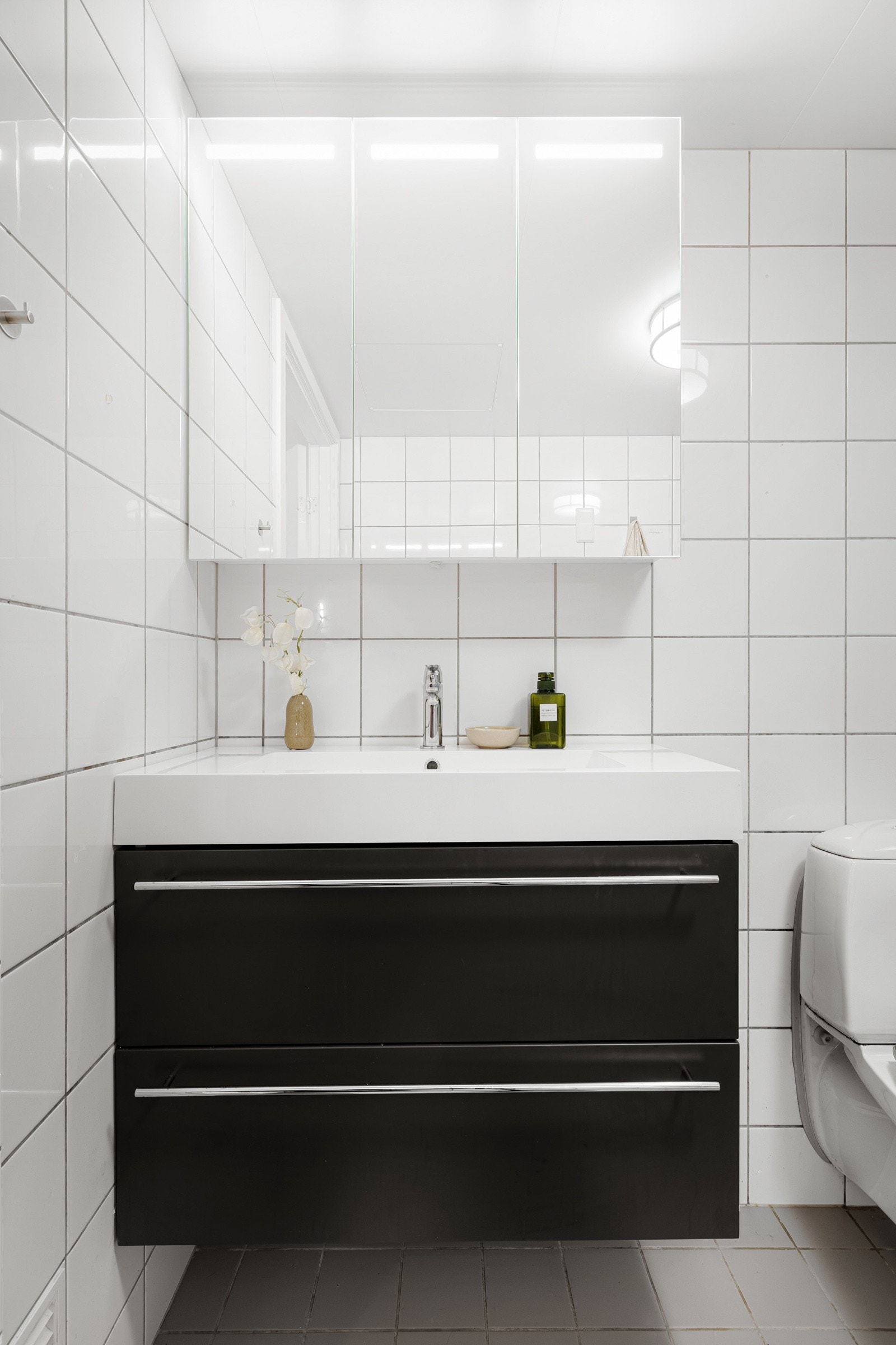 Det er opplyst at dusjdørene, innredningen med benkeplate, servant og overskap med speil og lys er fra 2023. Toalettet er fra 2006, og vurderes å ha normal funksjon. Galleribilde