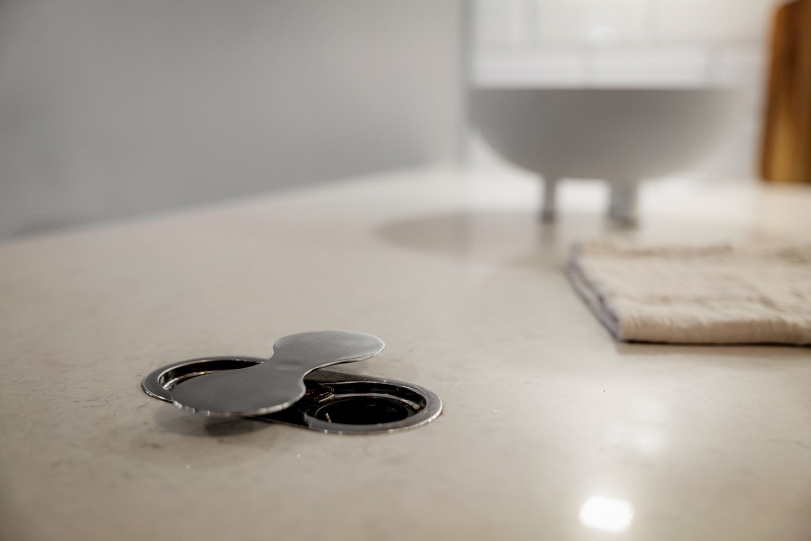 Kjøkkenbenk med stikk. Galleribilde