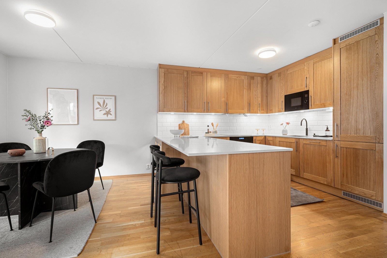 Bygget ble oppført i 2006 - og leiligheten er oppgradert med nytt, lekkert kjøkken i 2022. Galleribilde