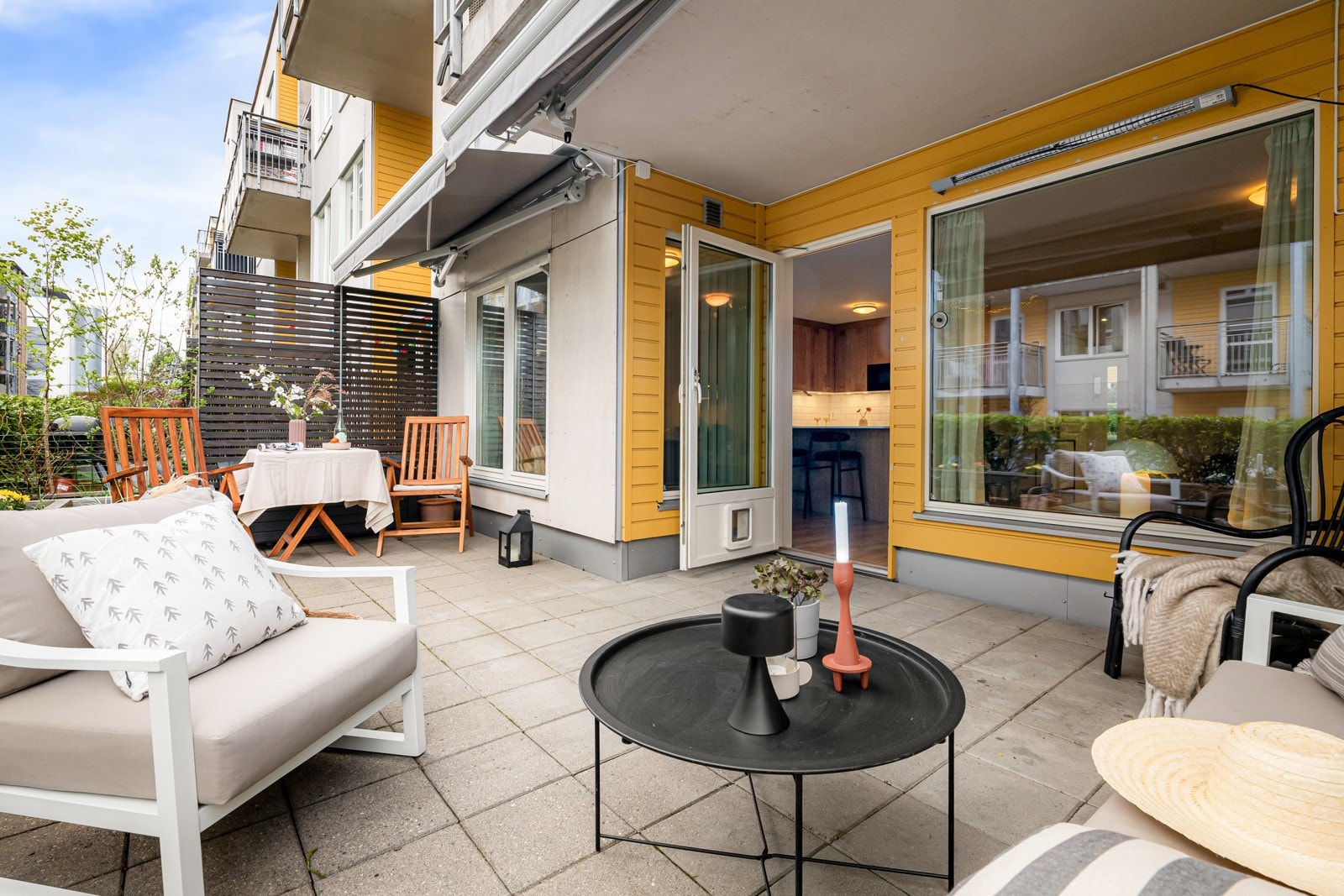 Terrassen har sol nesten hele dagen på sommeren, og er utstyrt med lys, stikkontakt og markise. Galleribilde