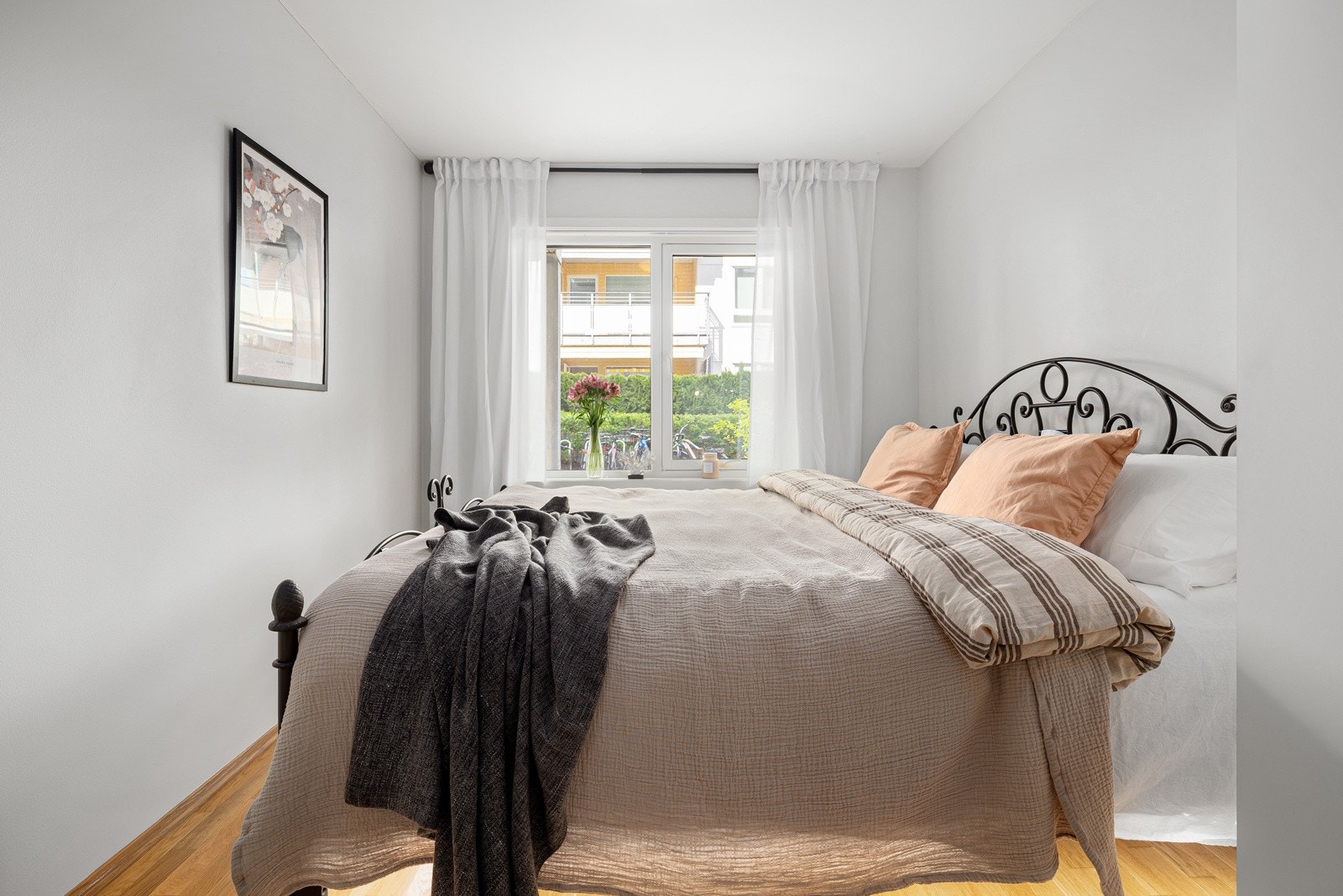 Luftig og romslig soverom. Galleribilde