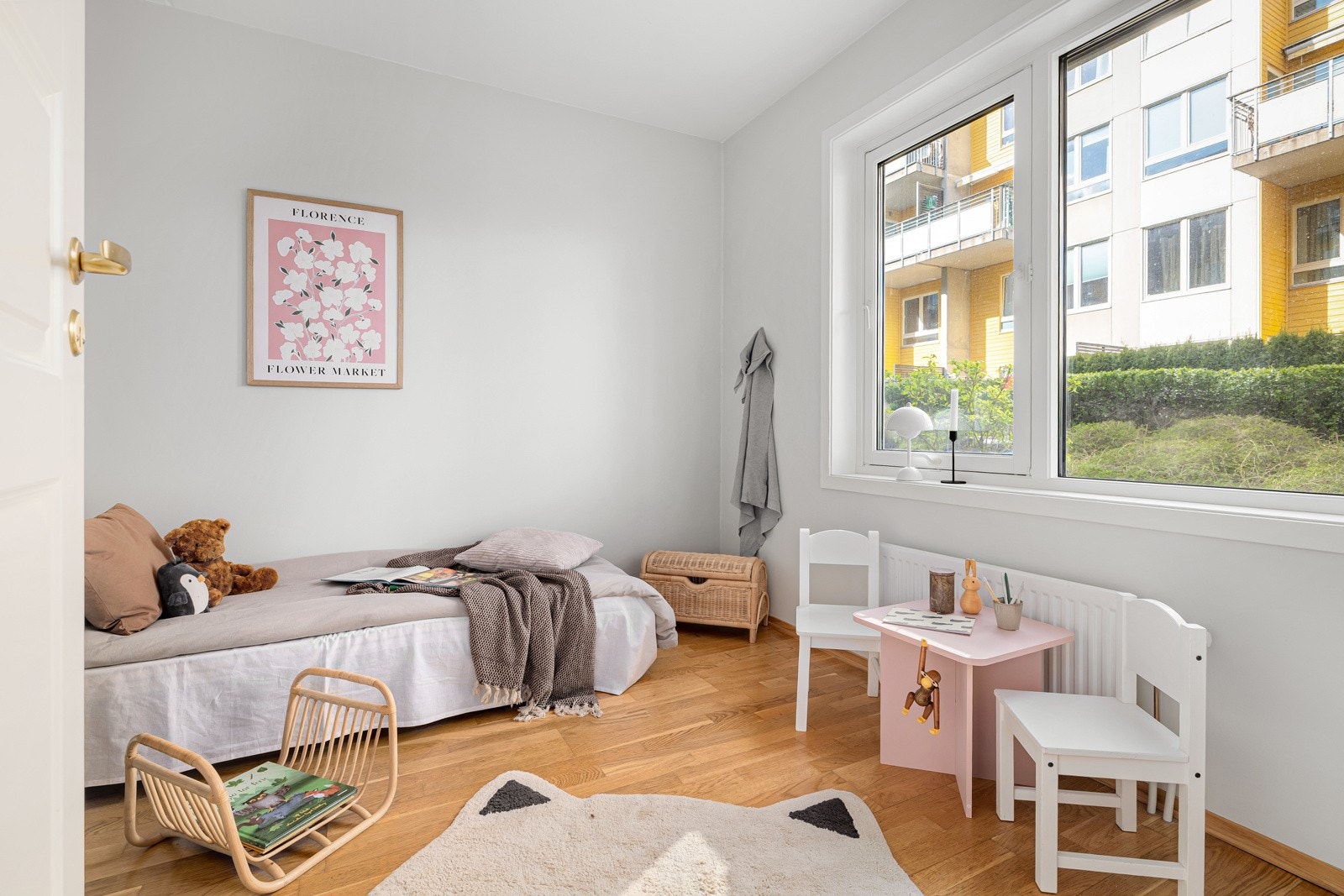 Leilighetens andre soverom gjør seg utmerket som gjesterom, barnerom, eller kontor. Galleribilde