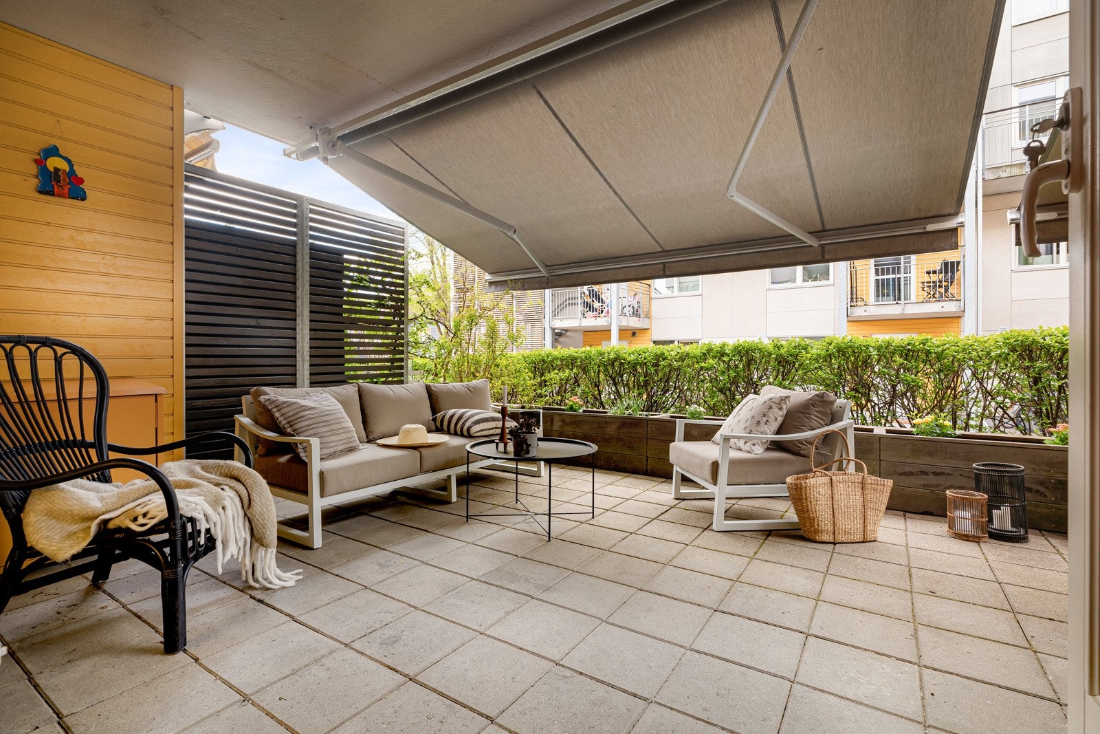 En herlig, skjermet uteplass på ca. 20 kvm, vendt mot sydvest, er blant boligens mange kvaliteter. Galleribilde