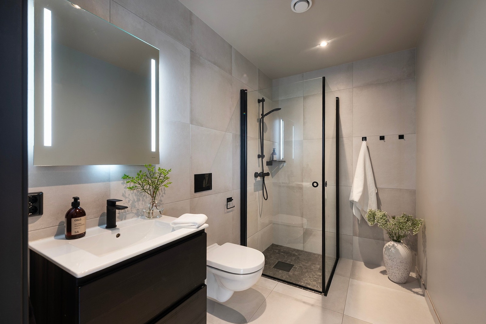 I første etasje er det et lekkert bad Galleribilde