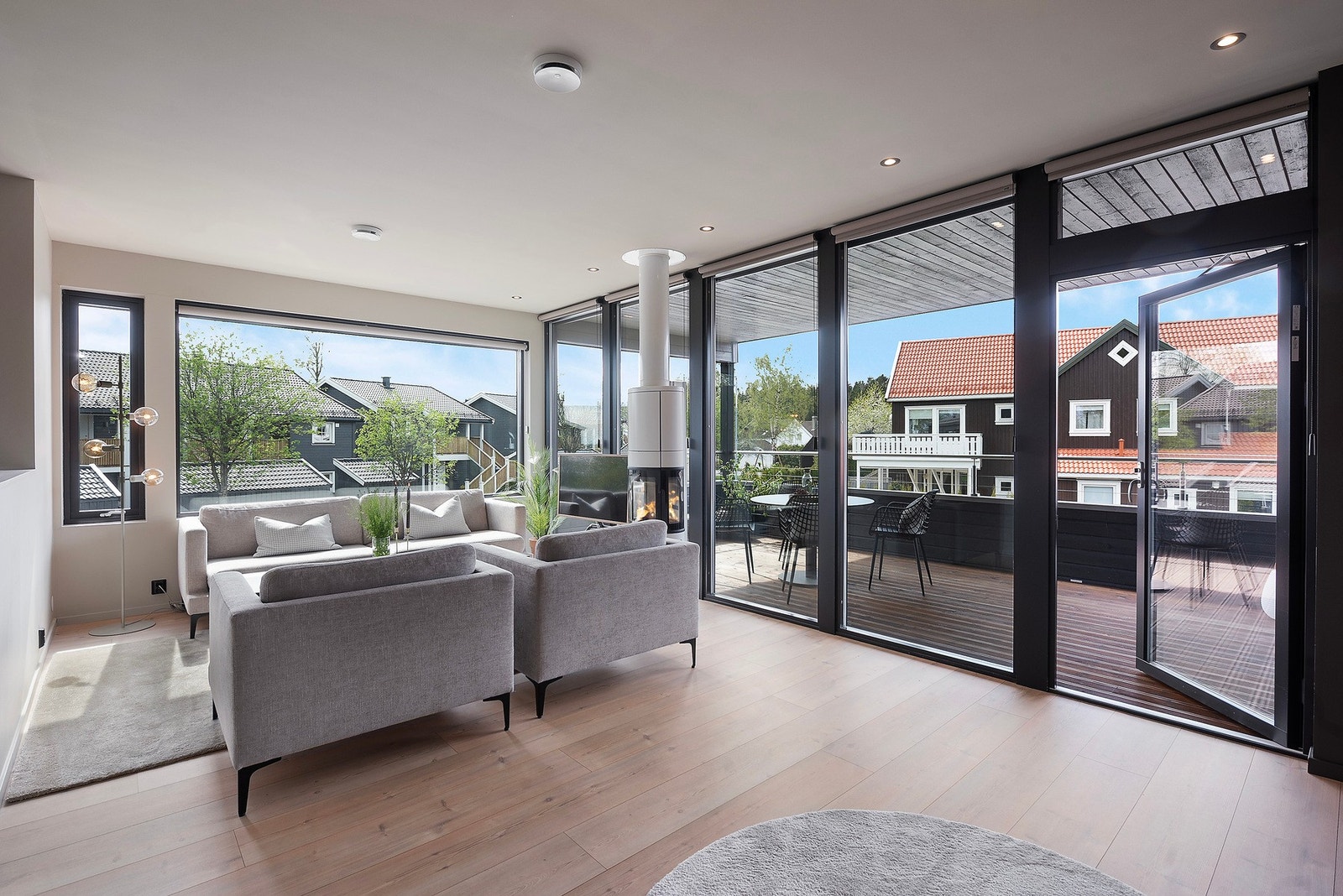 Her vil du oppleve at rommene bader i naturlig lys. Det er utvendig solskjerming og et fin overbygg over verandaen Galleribilde