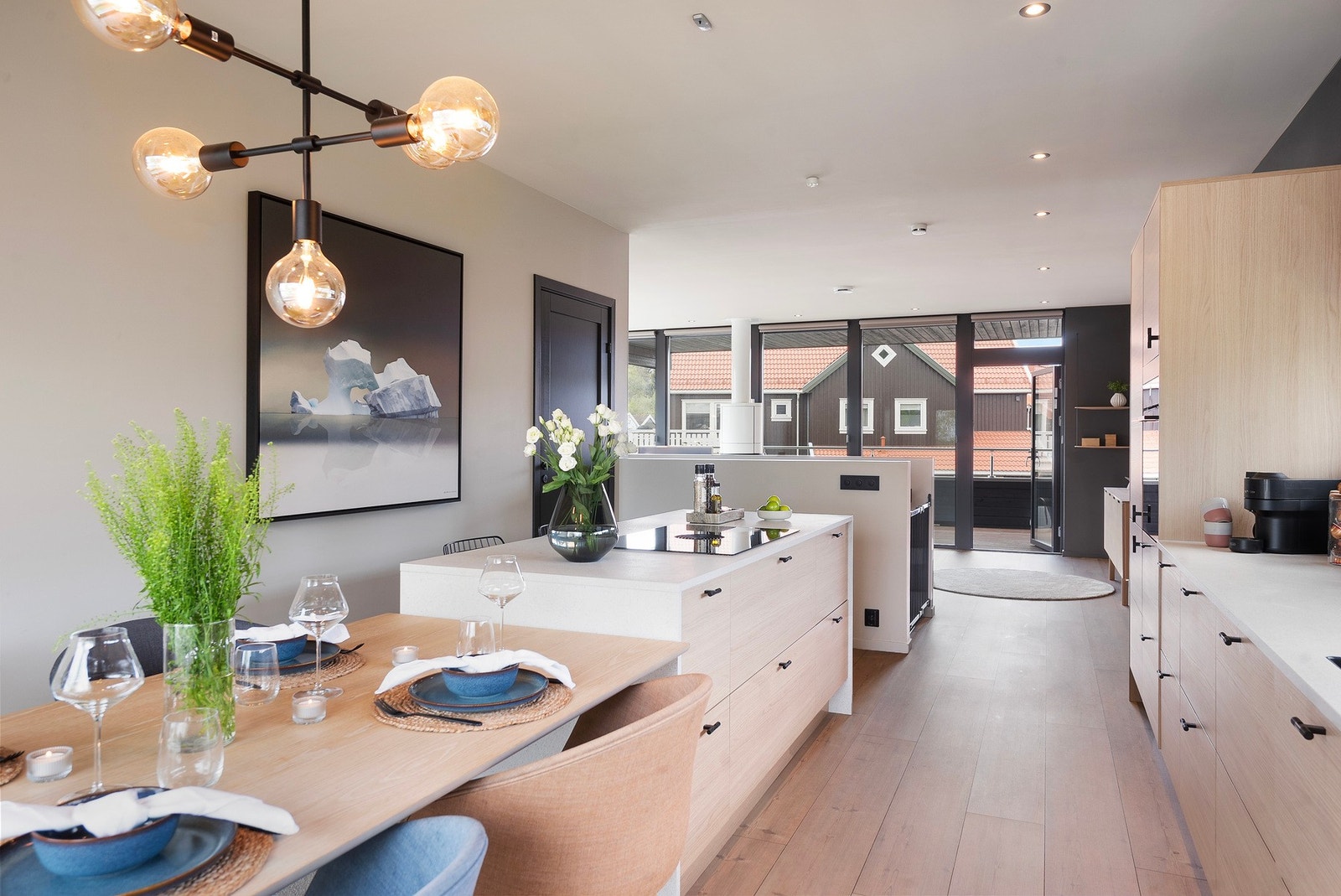 Kjøkkenet ligger litt lenger inn, men i en åpen løsning som gir et fint sosialt rom Galleribilde