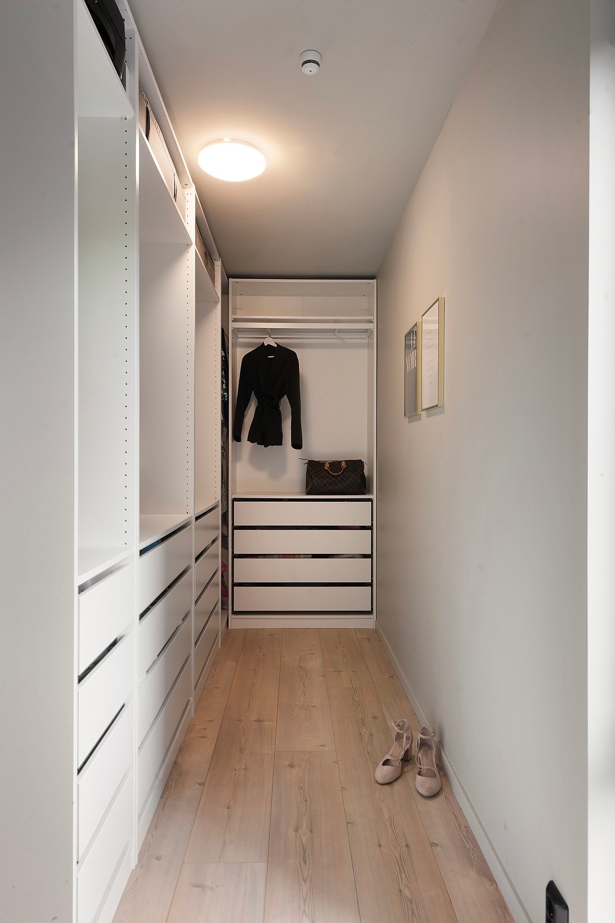 Nede i gangen er det en stor garderobeløsning. Det er gode lagringsmuligheter ellers i boligen. Galleribilde