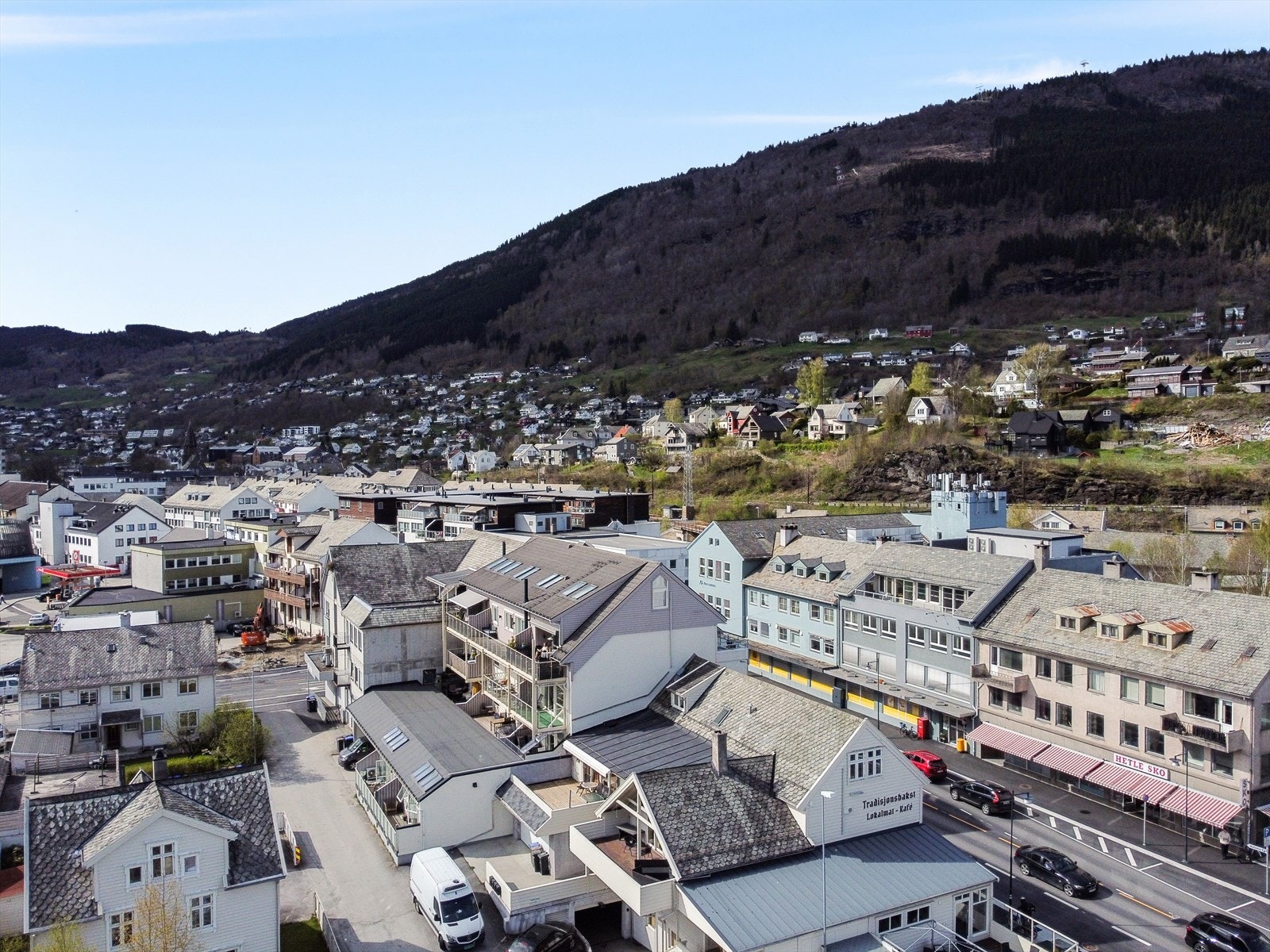 Sentral belligenhet med gangavstand til skoler, butikker og treningssentre. Galleribilde
