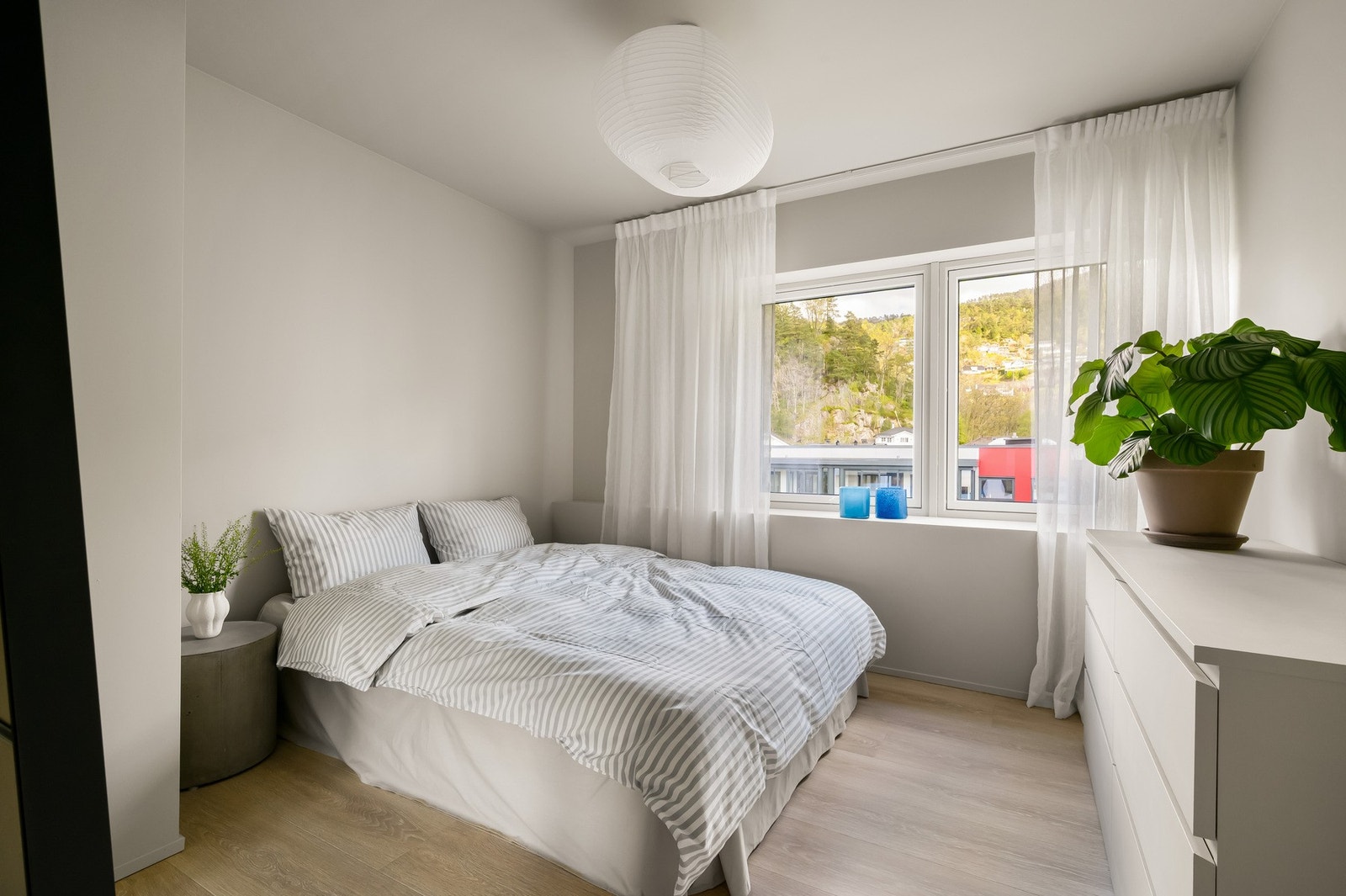 Leiligheten har to gode soverom, malt i behagelige fargevalg Galleribilde