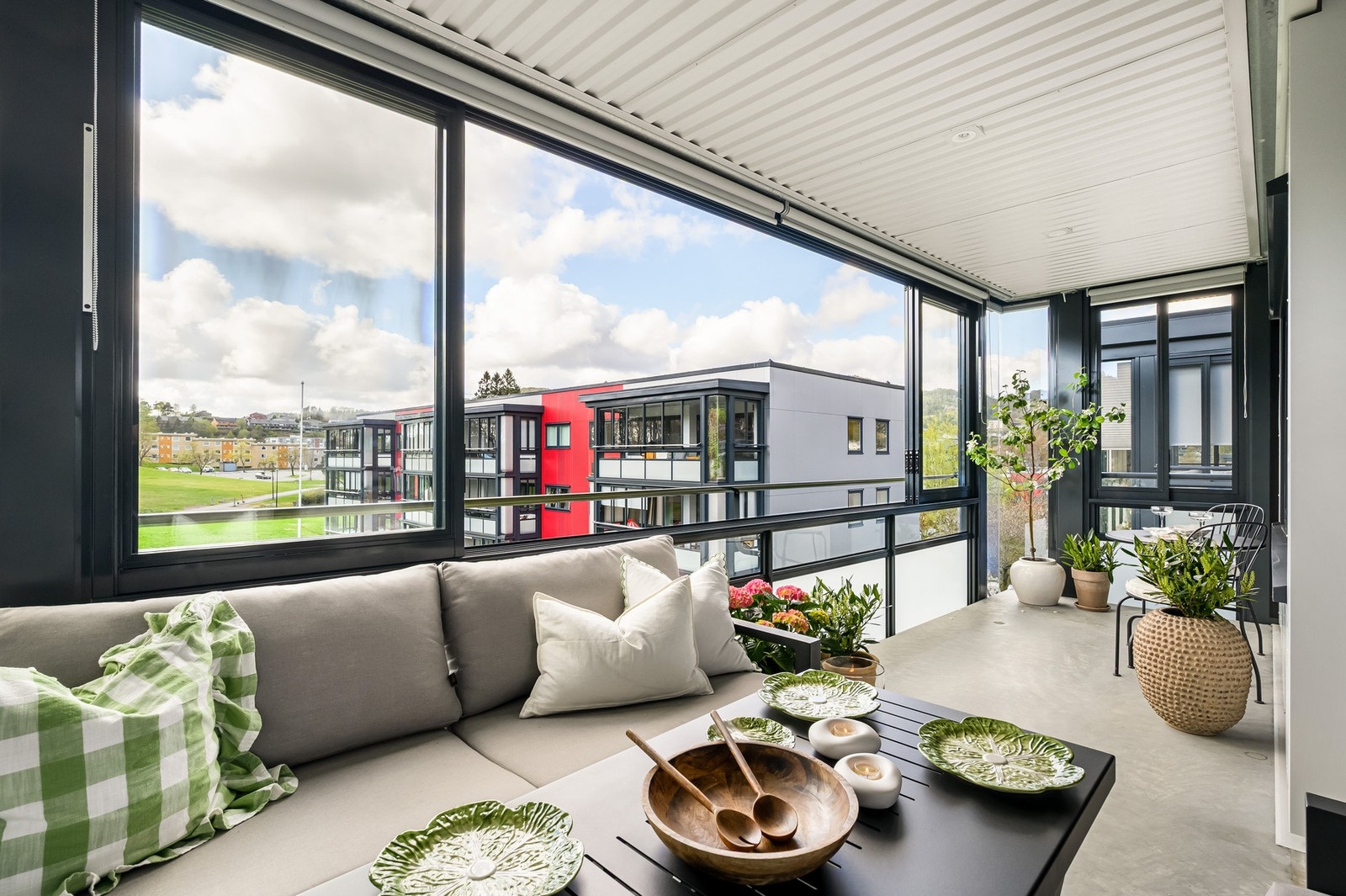 Fra stue er det utgang til en trivelig innglasset balkong på hele 16,8m² Galleribilde