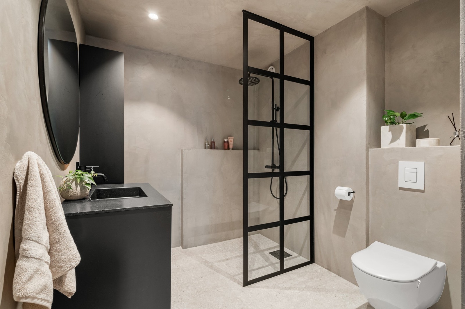Badet ble oppgradert i 2019 med baderomsinnredning fra Kvik. Badet fremstår som svært lekkert. I 2025 ble gulvet flislagt, og sammen med varmekabler sørger det for en behagelig komfort Galleribilde