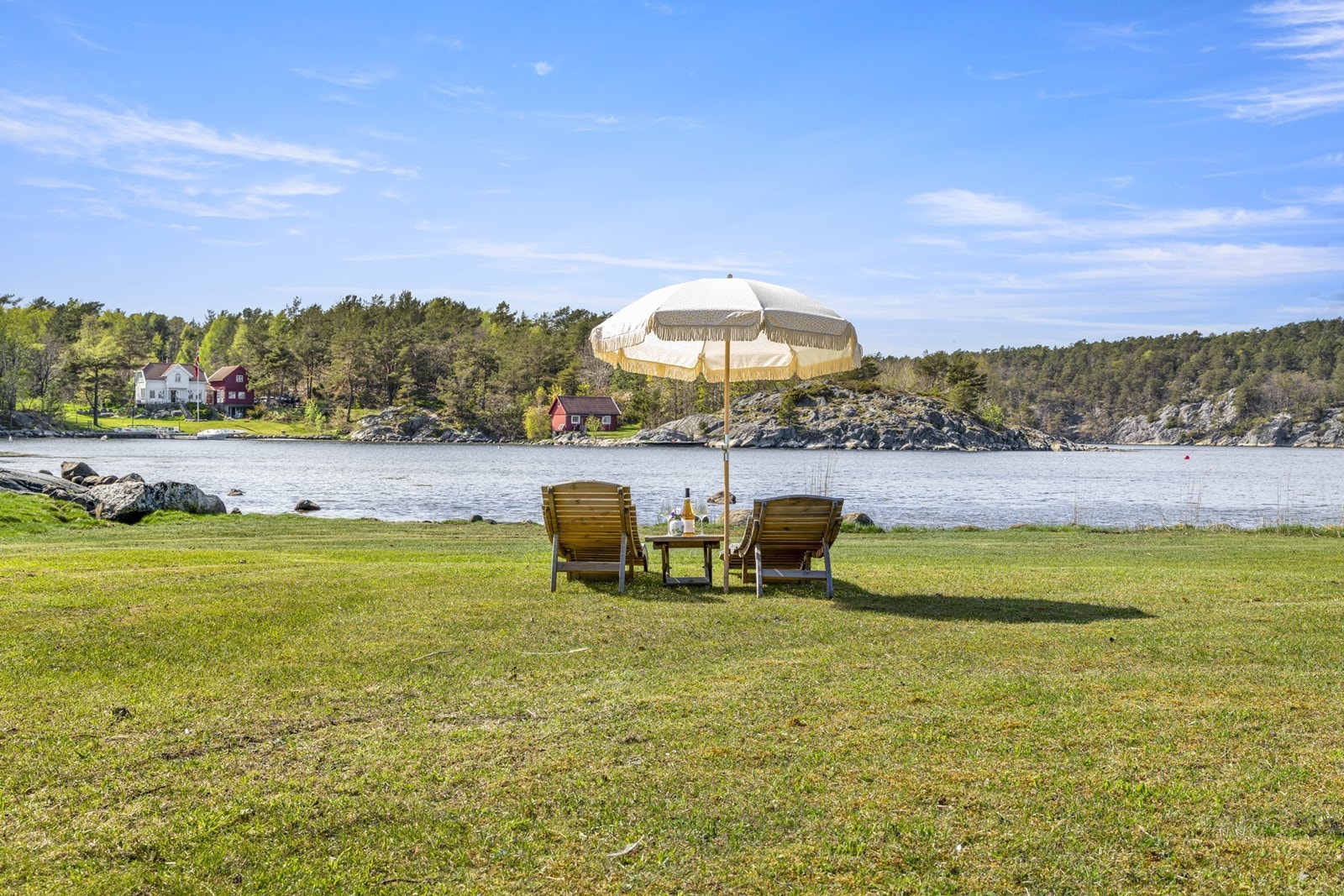 Bilde er tatt på plenen nede ved stranden. Her er det god boltreplass for fritidsaktiviteter både til lands og til vanns Galleribilde