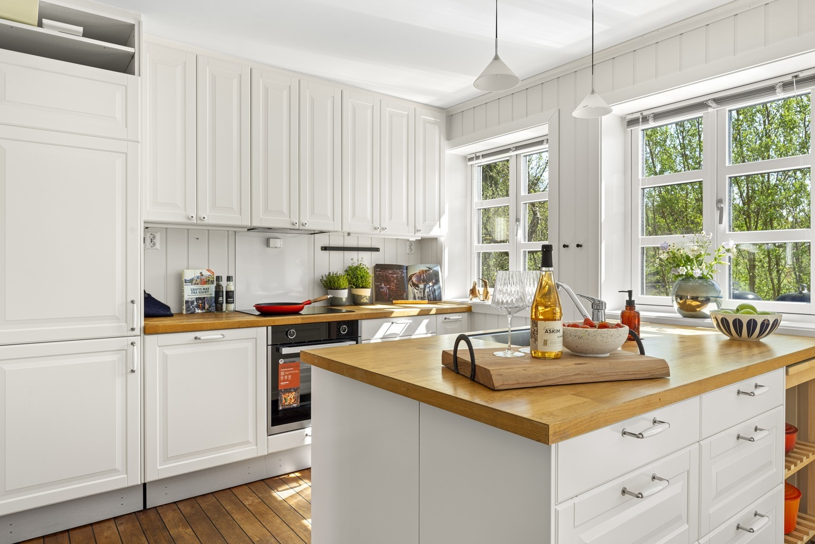 Romslig kjøkken med øy og gode arbeidsbenker Galleribilde