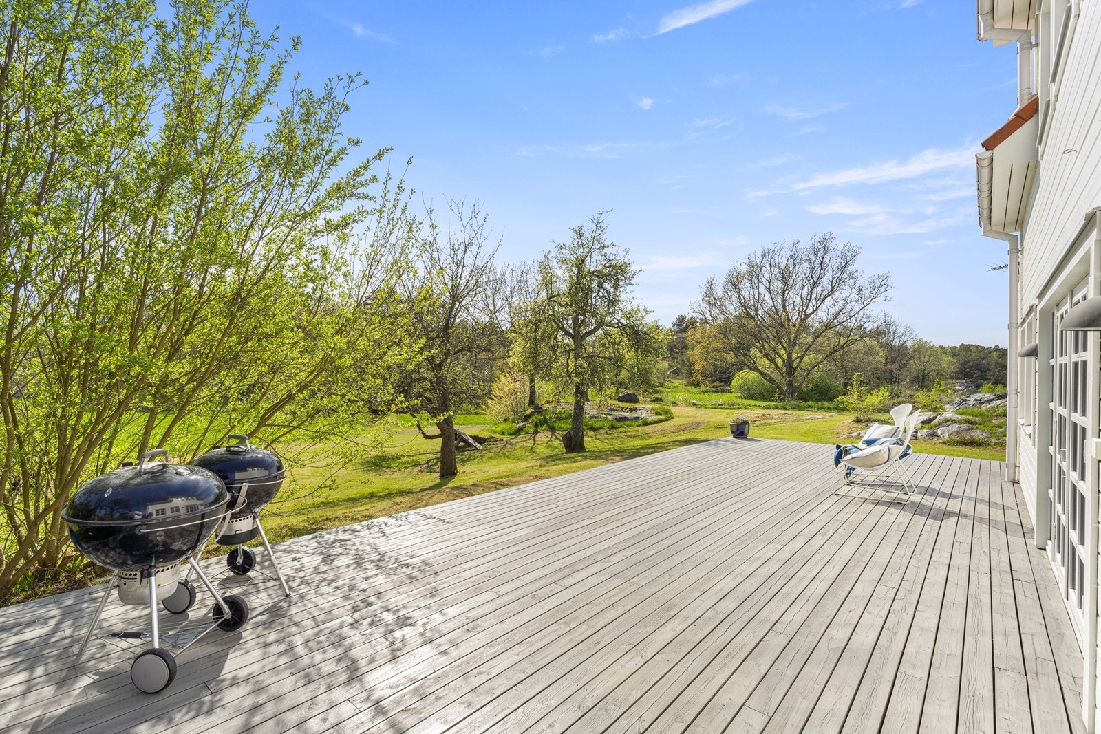Stor terrasse langs hele fasaden med god plass til hagemøbler og meget gode solforhold Galleribilde