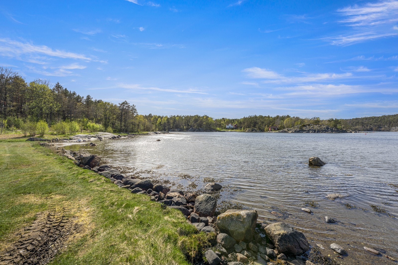 Eiendommen har lang strandlinje mot sjøen. Galleribilde