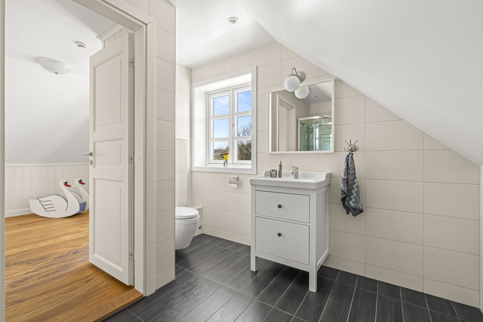 Bad med dusj og wc på innsiden av den ene soverommet Galleribilde