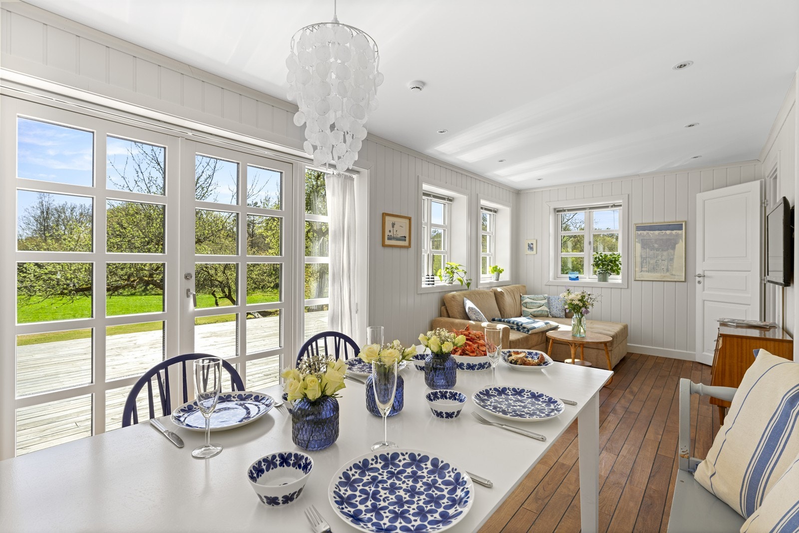 Koselig med langbord på kjøkken med dobbel dør ut til terrassen og hagen Galleribilde