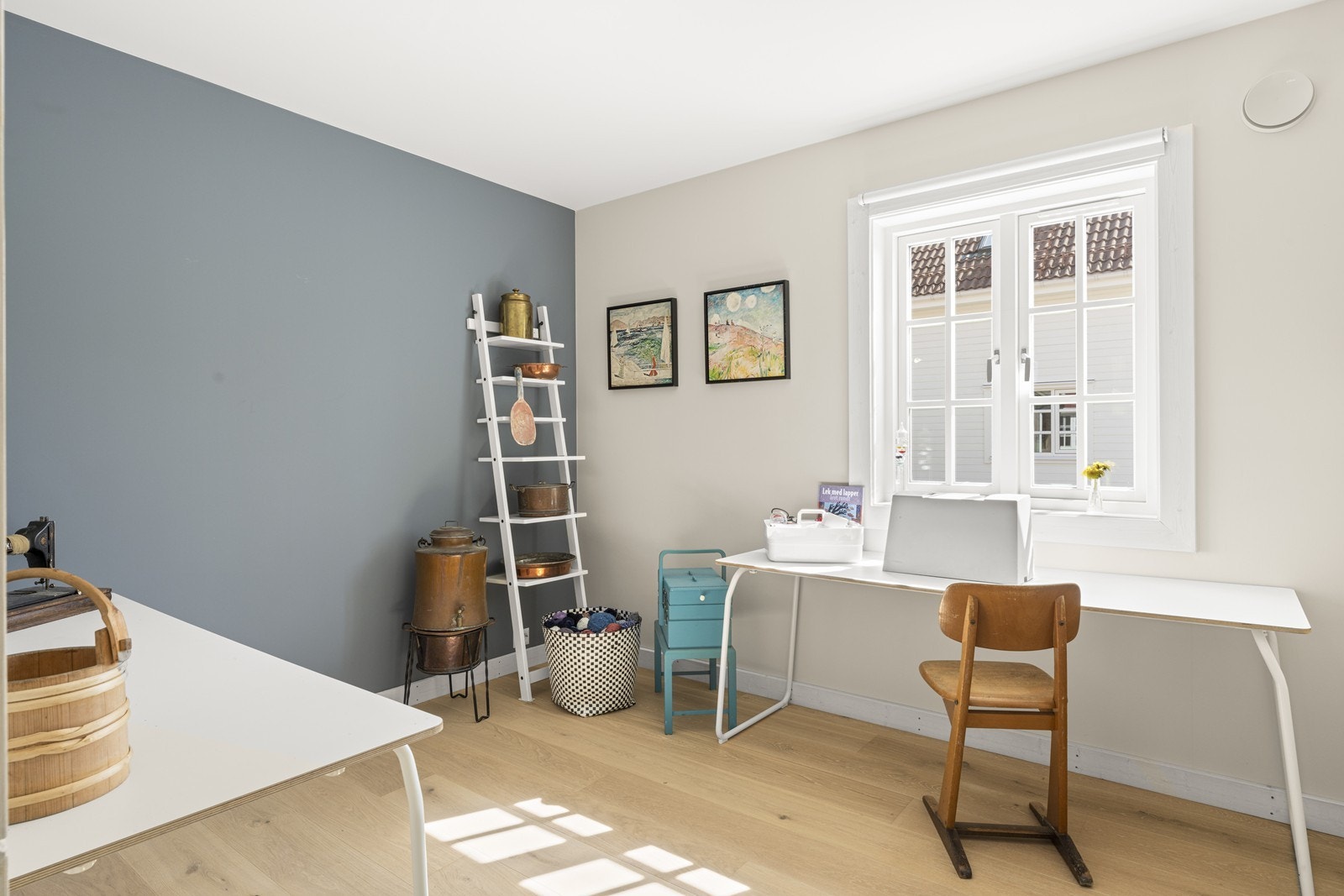 Rom innredet som hobbyrom i låven Galleribilde