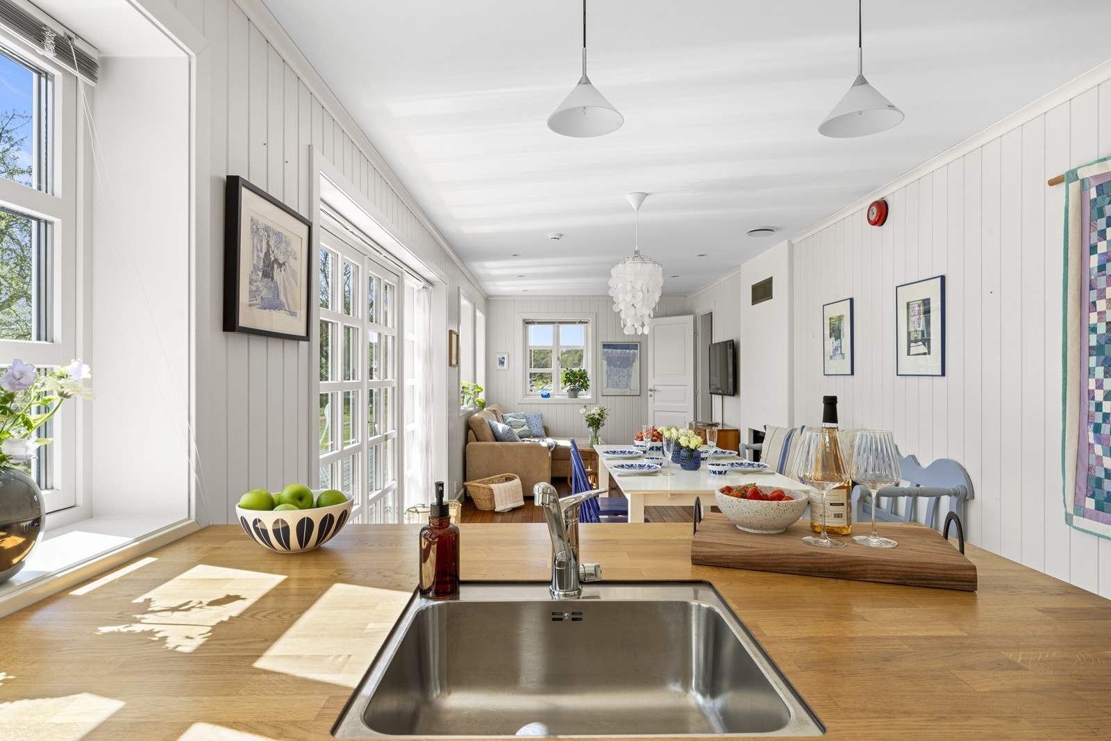 Kjøkken og stue i åpen løsning. Lyst og trivelig med plass til langbord og sittegruppe Galleribilde