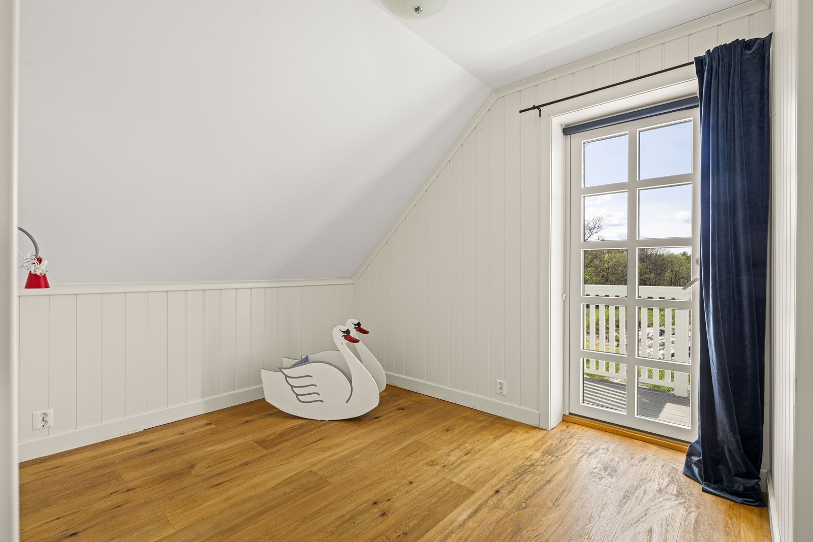 Soverom mot vest med utgag til balkong og eget bad på innsiden Galleribilde