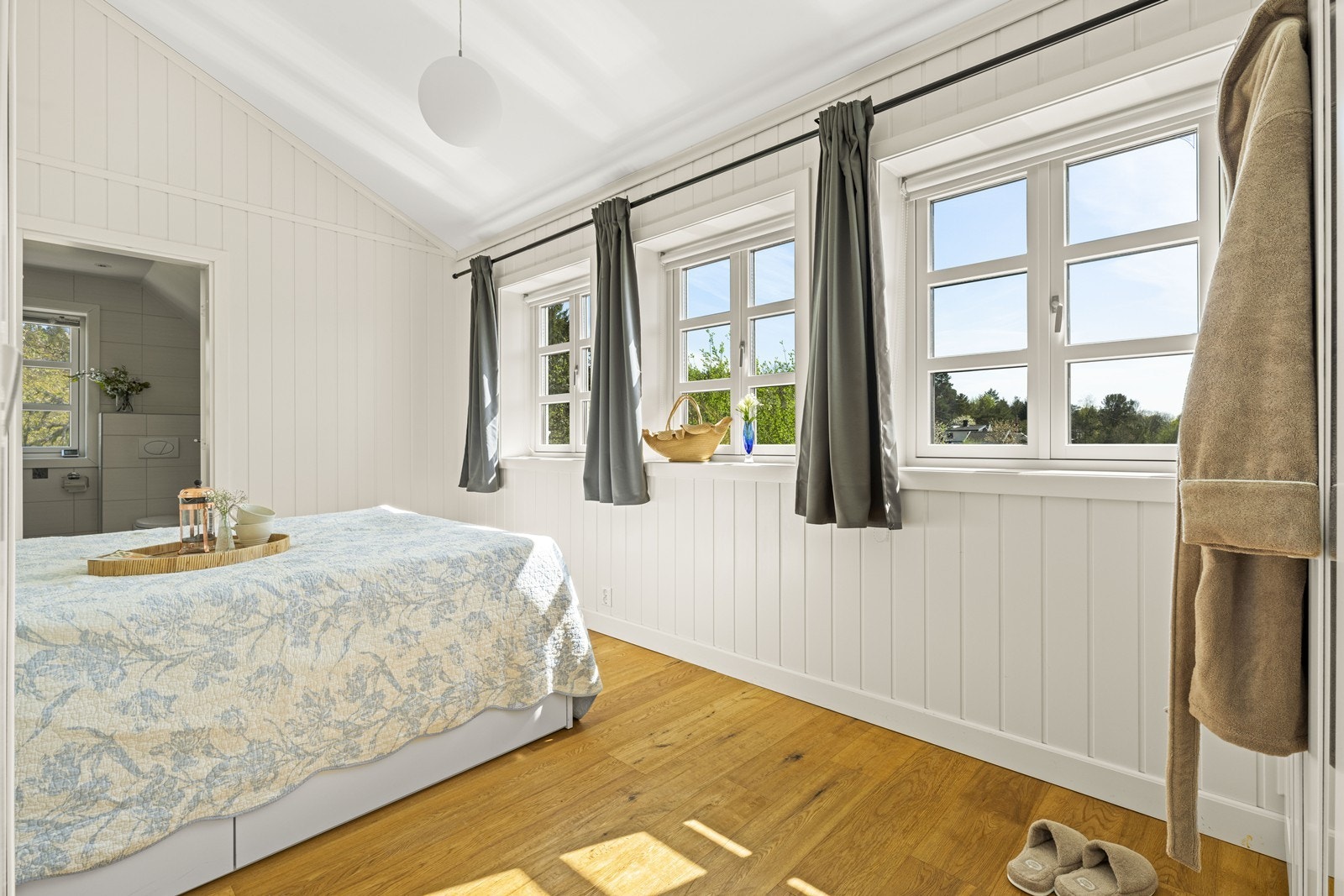 Hovedsoverom i 2. etg med hyggelig utsikt og eget bad på innsiden Galleribilde