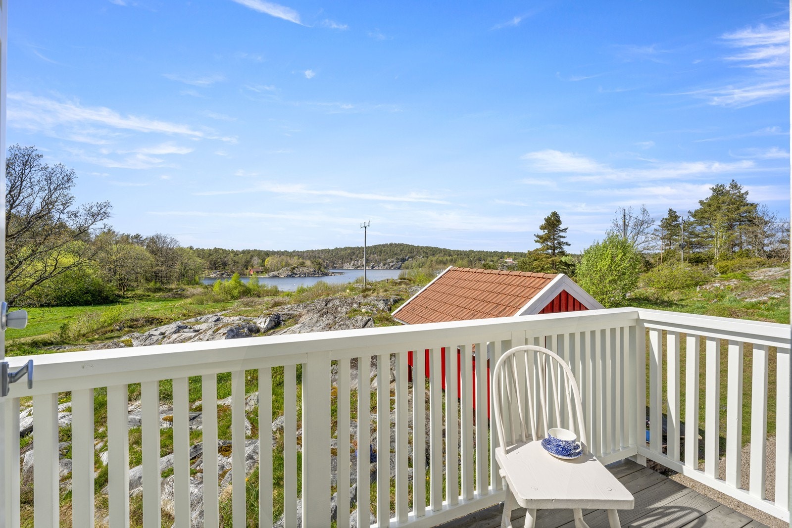 Balkong med utgang fra det ene soverommet. Nydelig utsikt til sjøen og gode solforhold Galleribilde