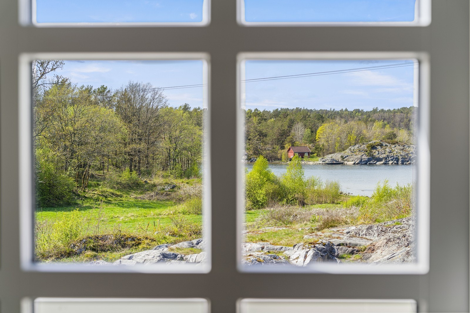 Koselig utsikt fra huset til sjøen og de fine grønne engene rundt Galleribilde