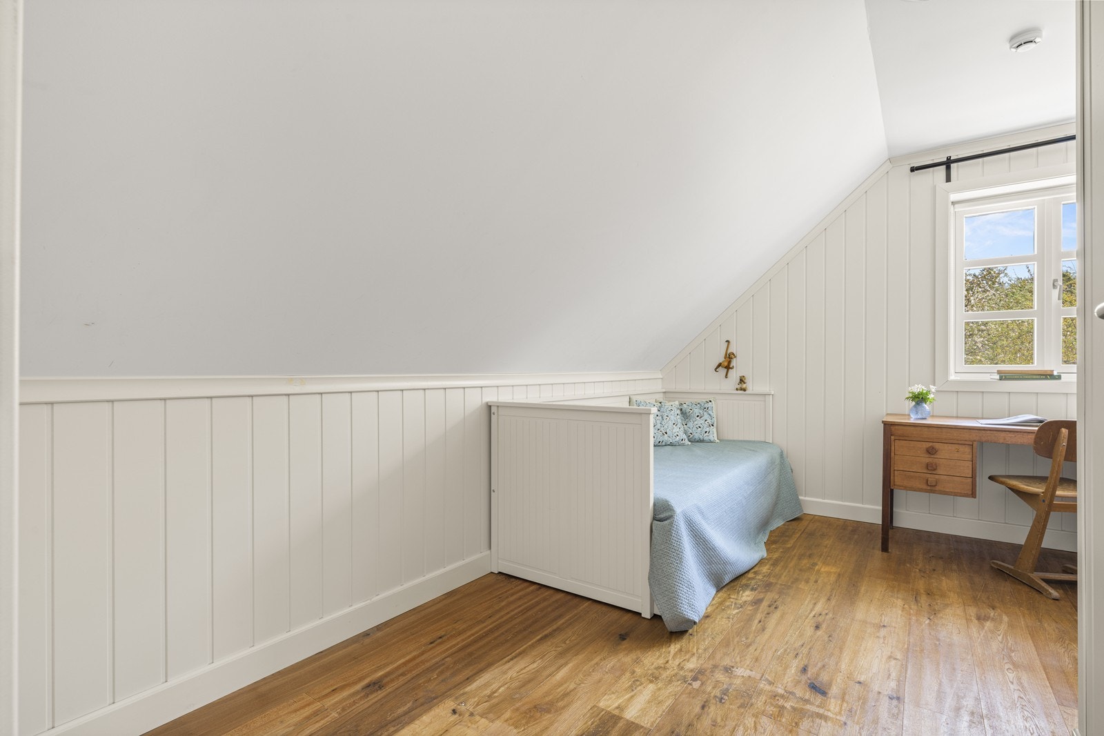 Et av 3 romslige soverom i 2. etg Galleribilde