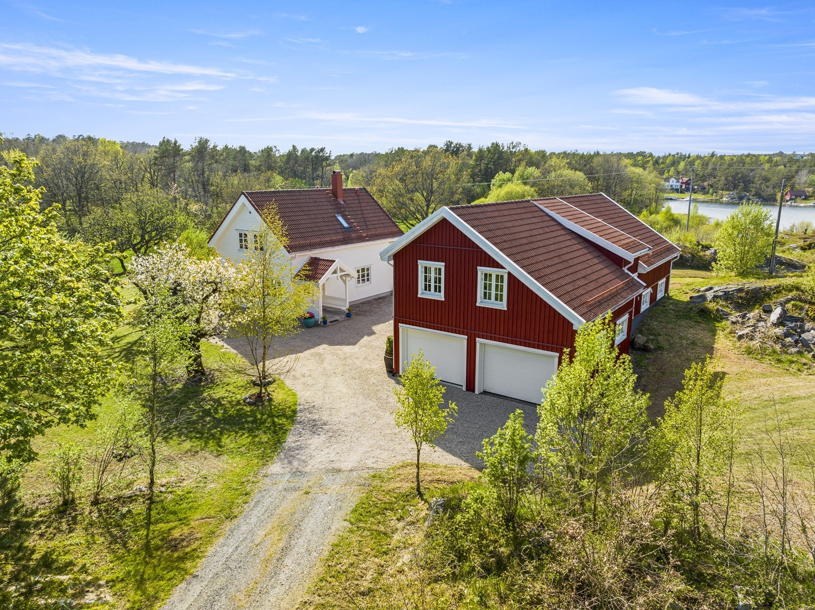 Oversiktsbilde med låven i forgrunnen med bla. dobbel garasje Galleribilde