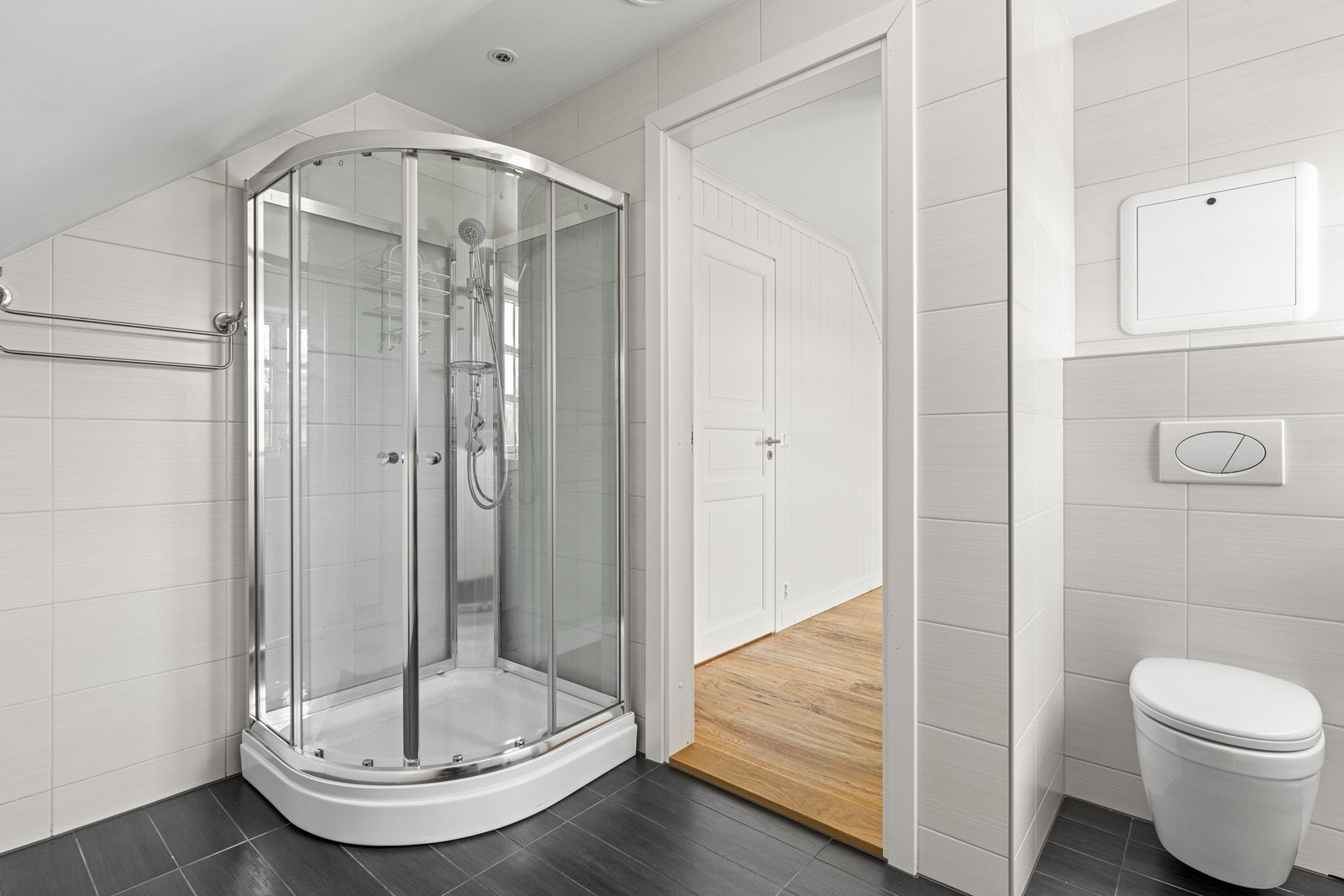 Bad med dusjkabinett på innsiden av soverom mot nord/øst i 2.etg Galleribilde