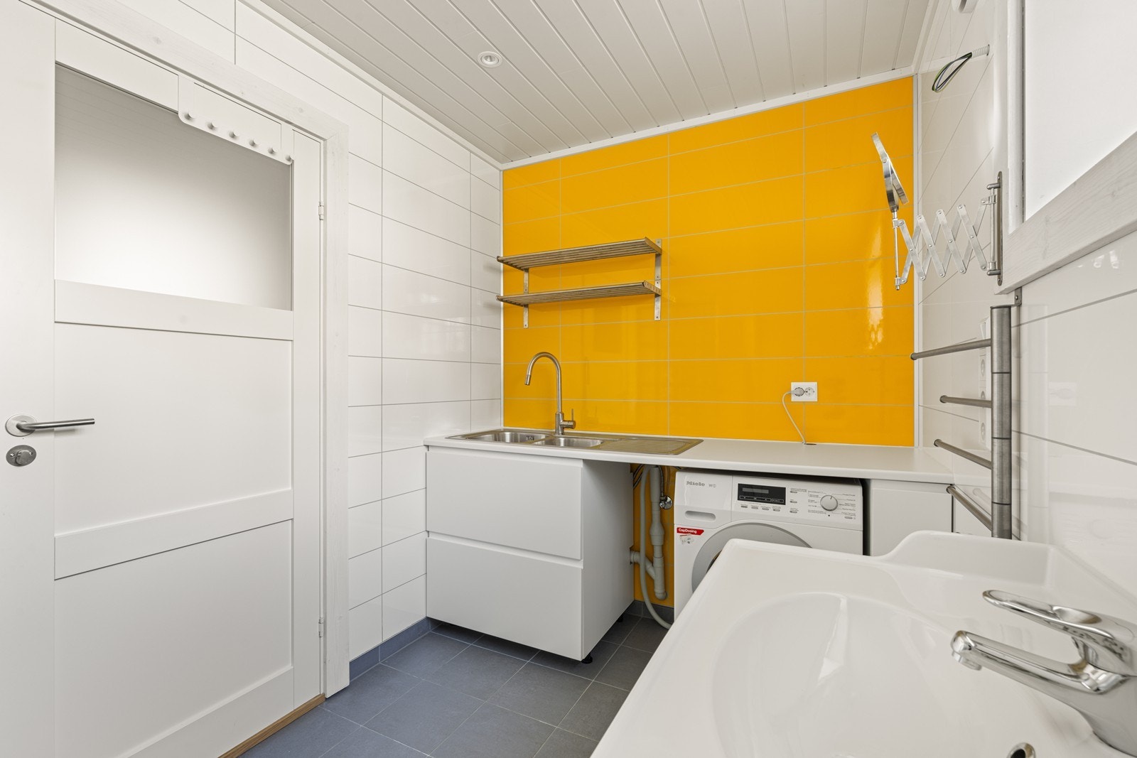 Vaskerom med opplegg for vaskemaskin mm i låven Galleribilde