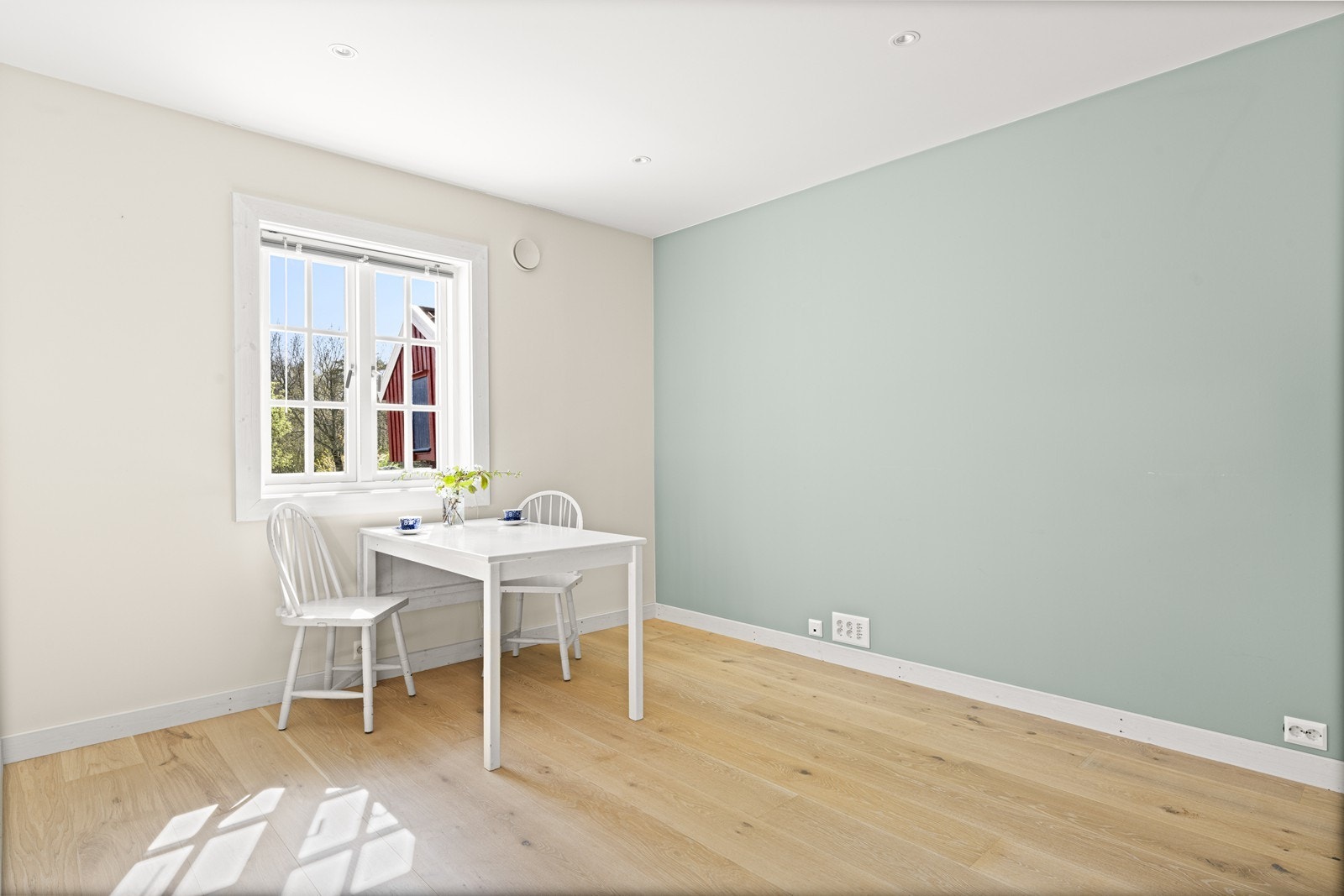 Rom innredet som hobbyrom i låven Galleribilde