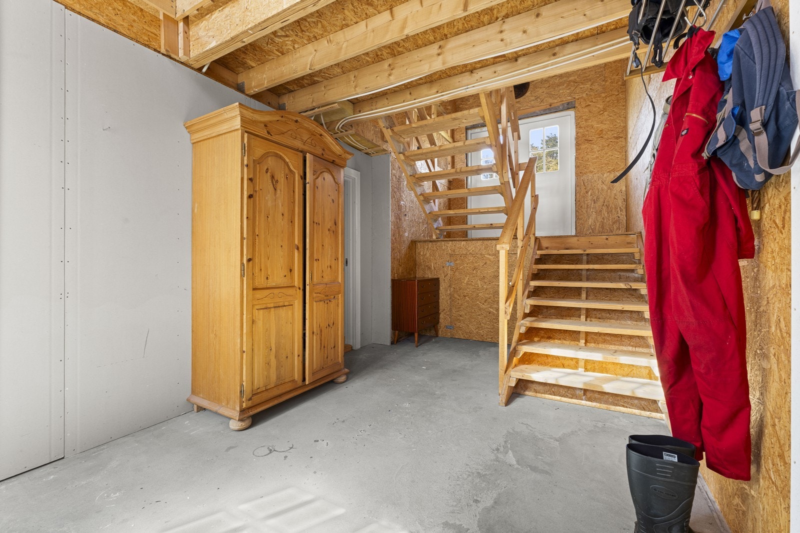 Fra gangen i låven med trapp opp til 2. etg Galleribilde