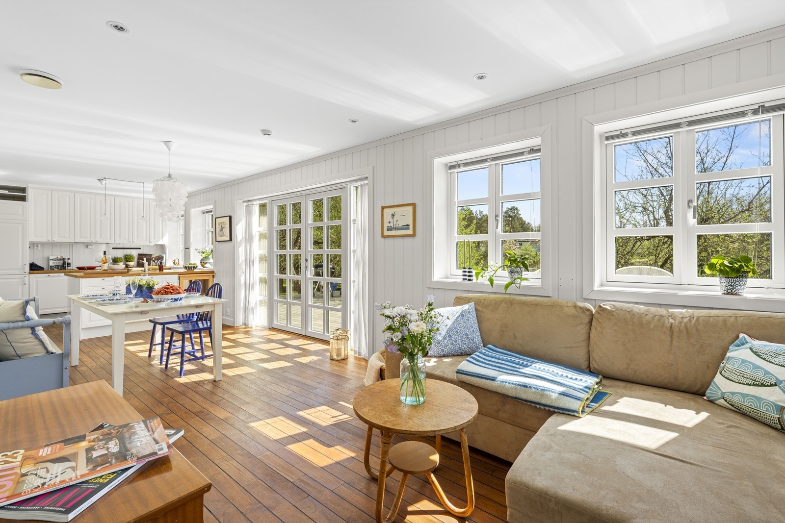 I stue/kjøkken avdeling er det plass til både sofagruppe og langbord Galleribilde