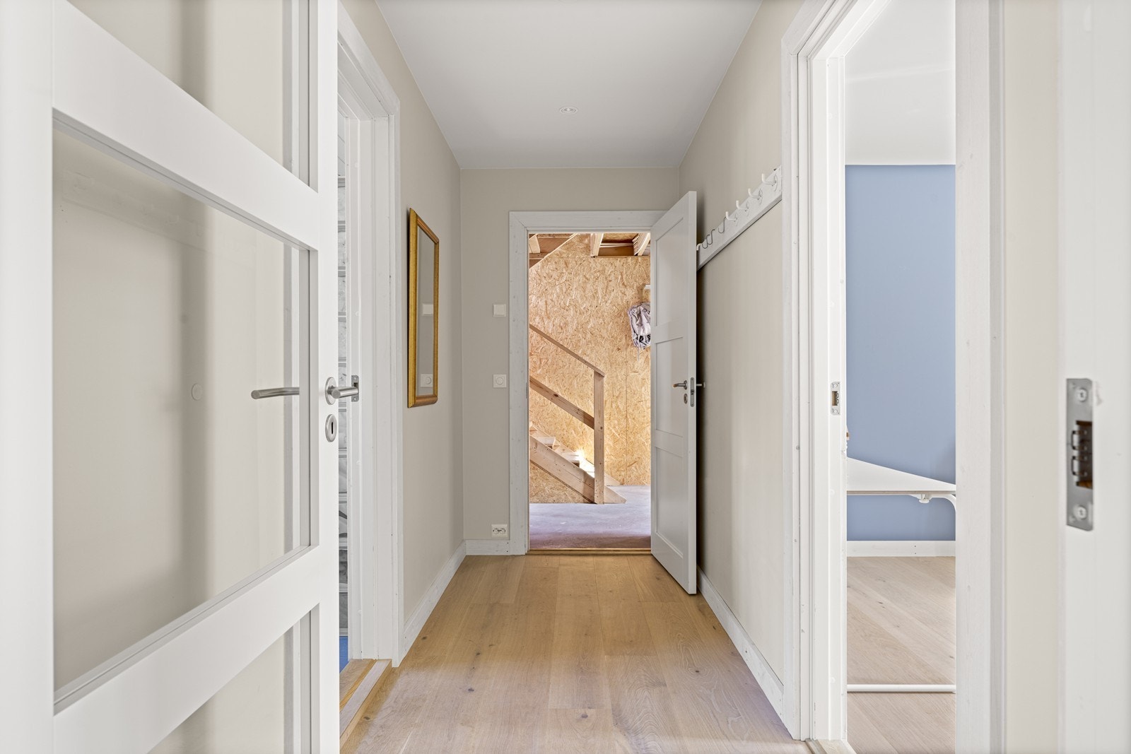 Gang mellom innredet arel i låven og yttergang Galleribilde