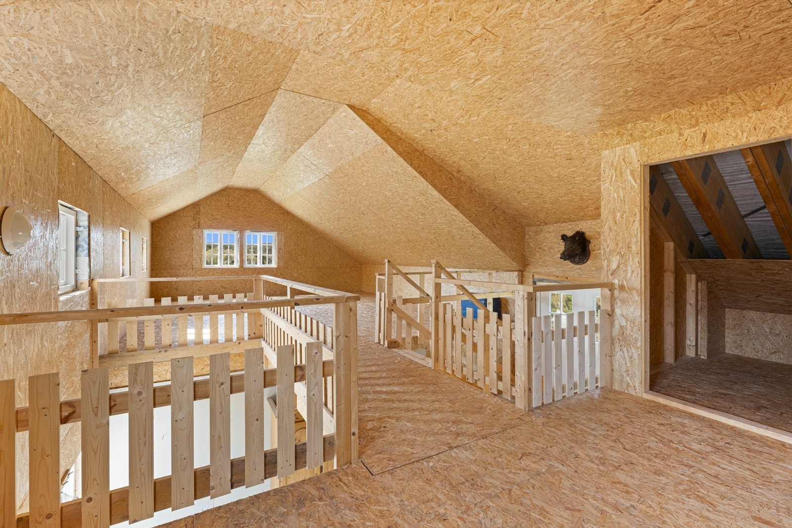 2. etg i låven har plater på vegger og tak Galleribilde