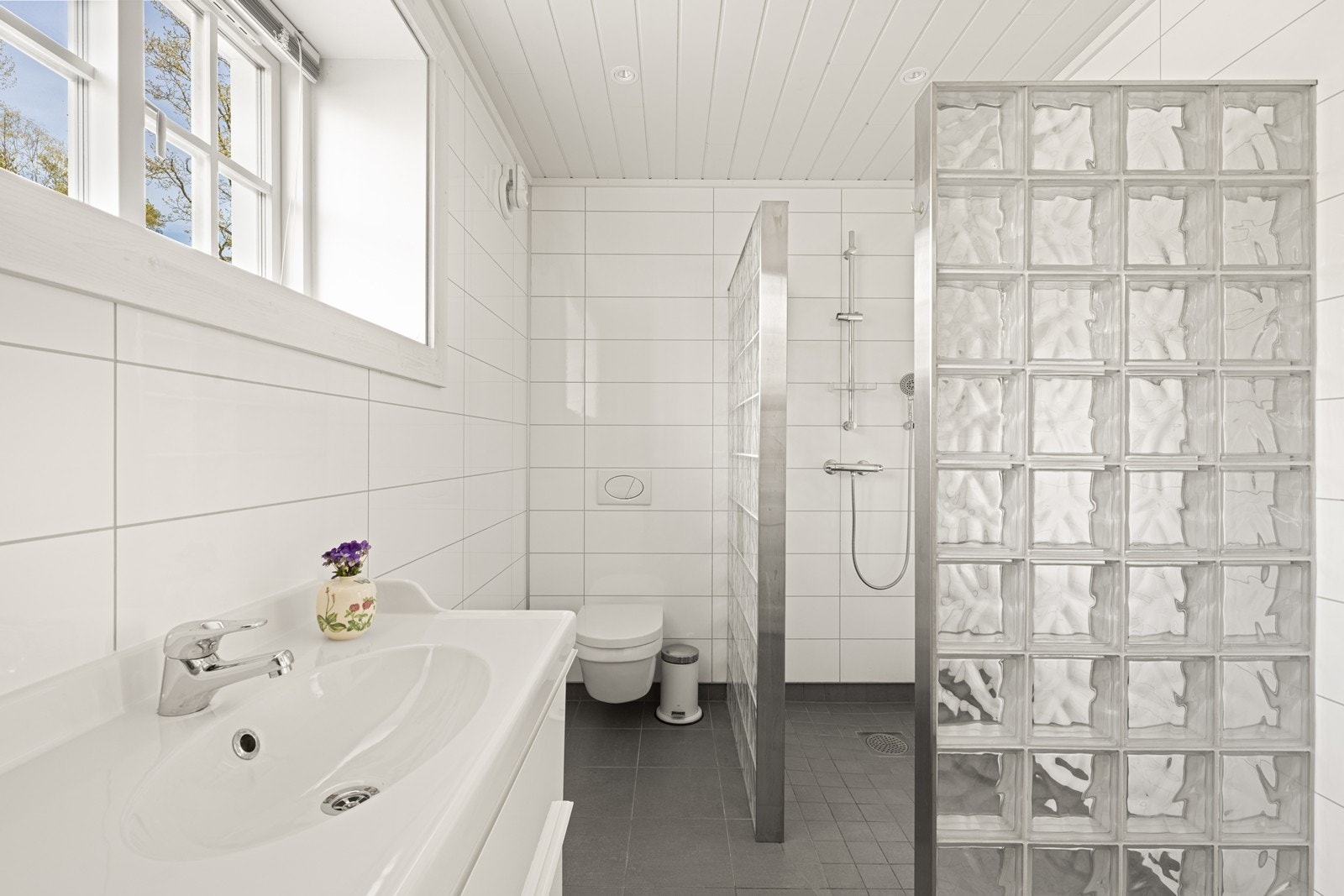 Helfliset bad medservant, wc og dusj i låven Galleribilde