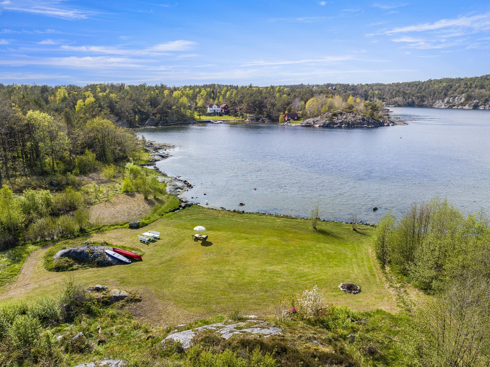 Strandlinjen grenser mot en av buktene som har forbindelse med Bufjorden Galleribilde